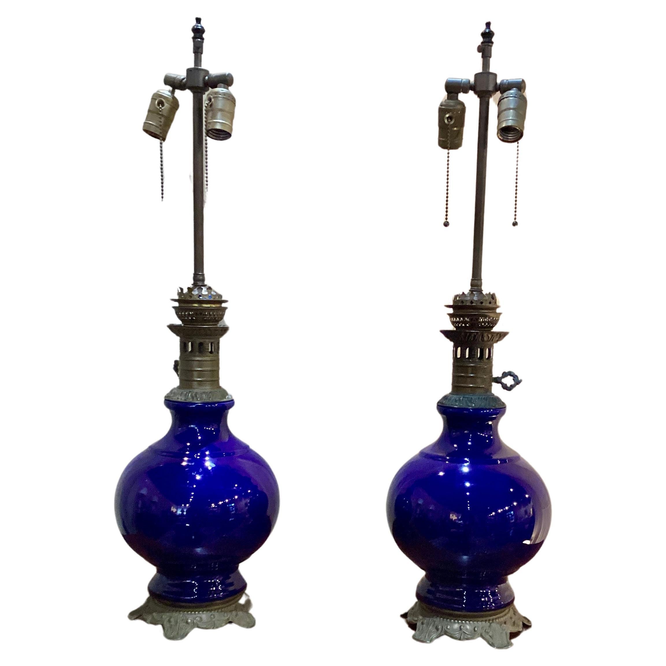 Paire de lampes françaises anciennes en céramique bleu cobalt 