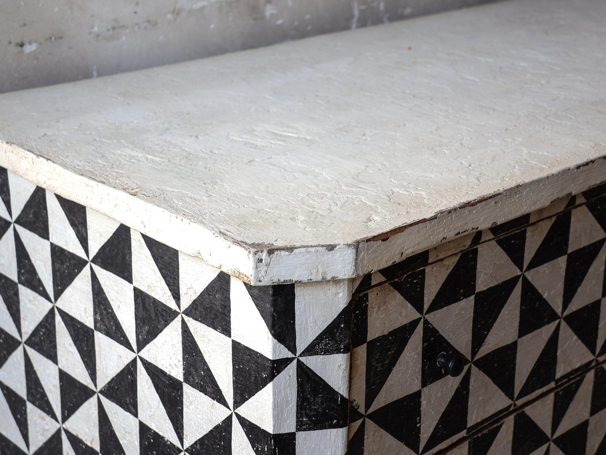 Coppia di commodes francesi antiche con motivo geomtrico in patina bianca e nera in vendita 4