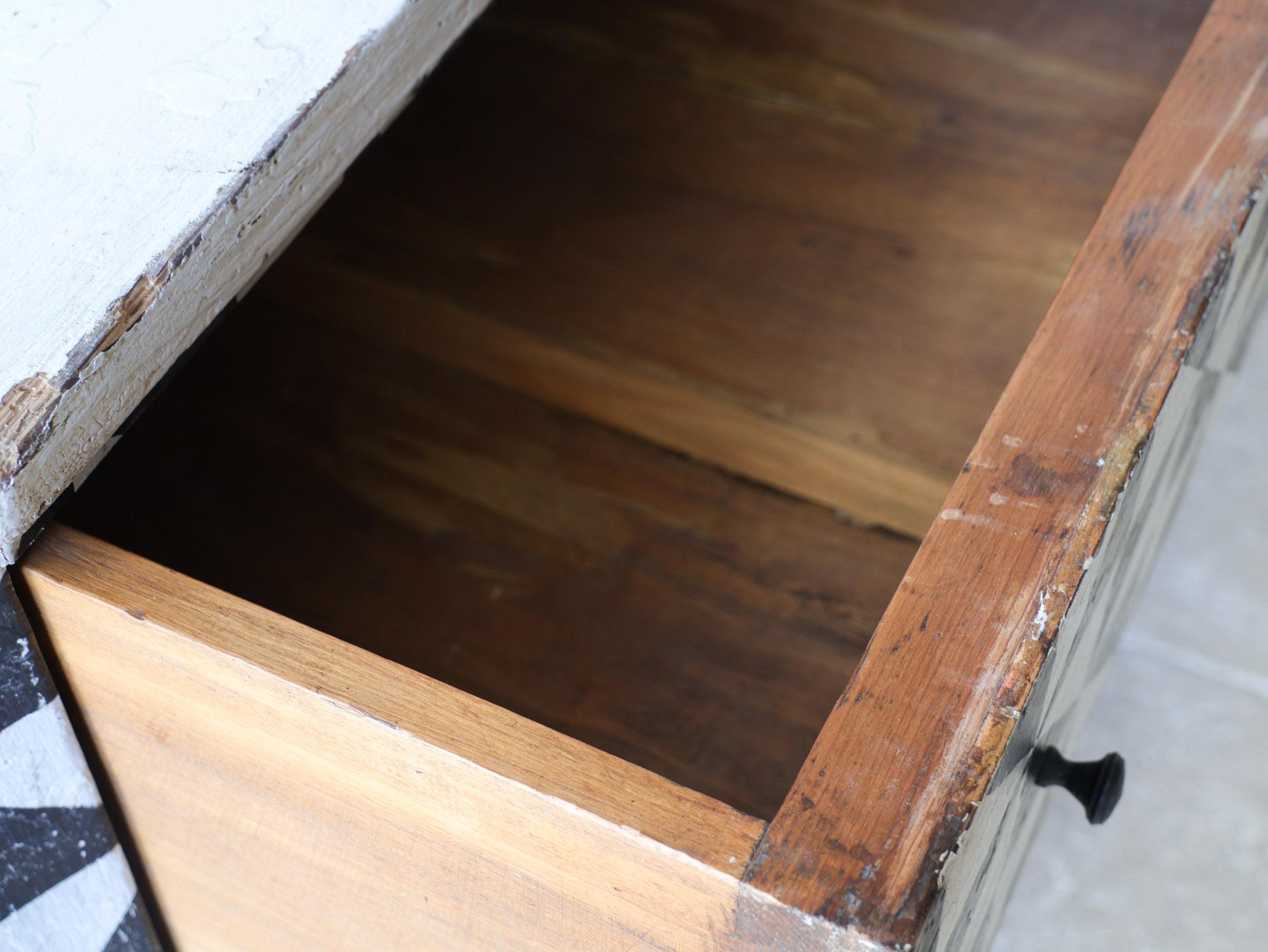 Coppia di commodes francesi antiche con motivo geomtrico in patina bianca e nera in vendita 5