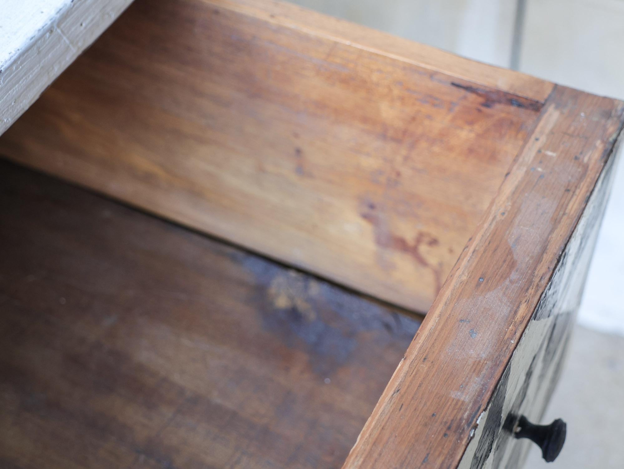 Coppia di commodes francesi antiche con motivo geomtrico in patina bianca e nera in vendita 6