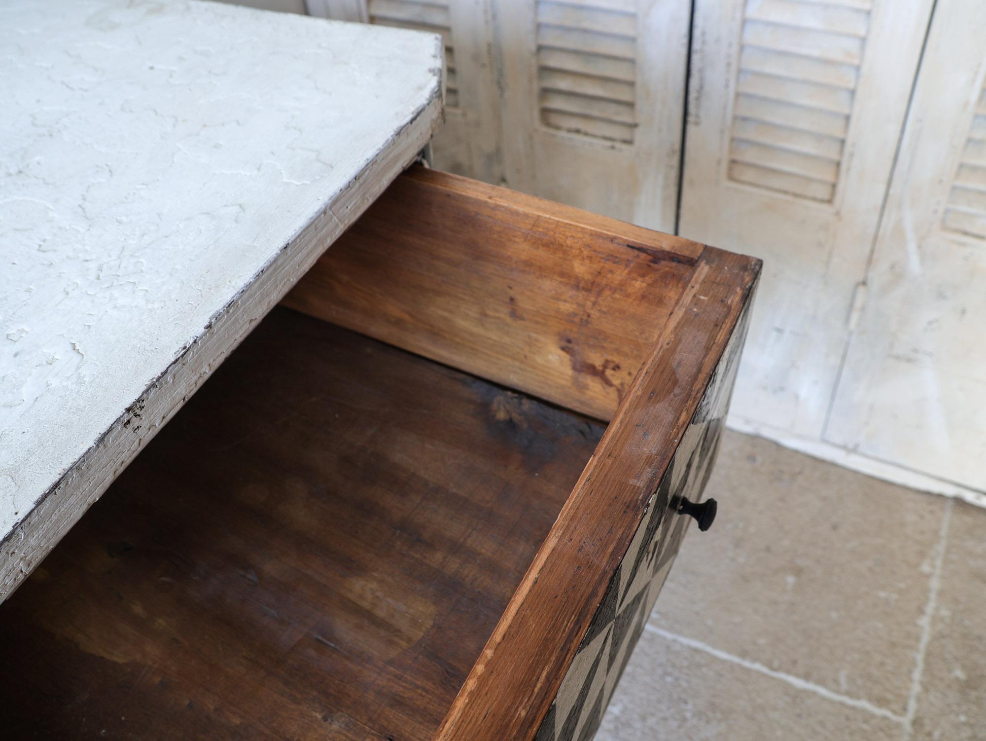 Coppia di commodes francesi antiche con motivo geomtrico in patina bianca e nera in vendita 7