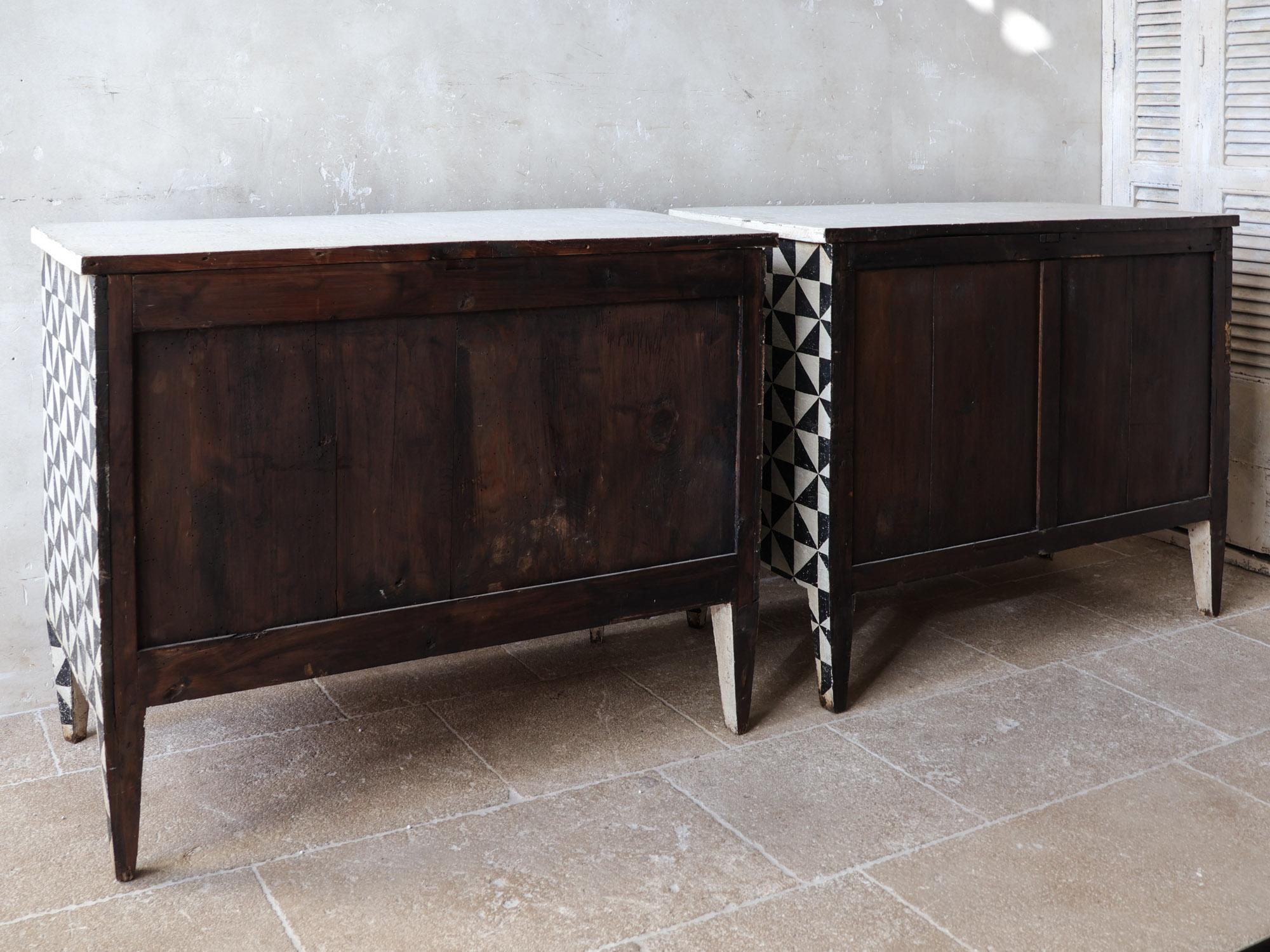 Coppia di commodes francesi antiche con motivo geomtrico in patina bianca e nera in vendita 8