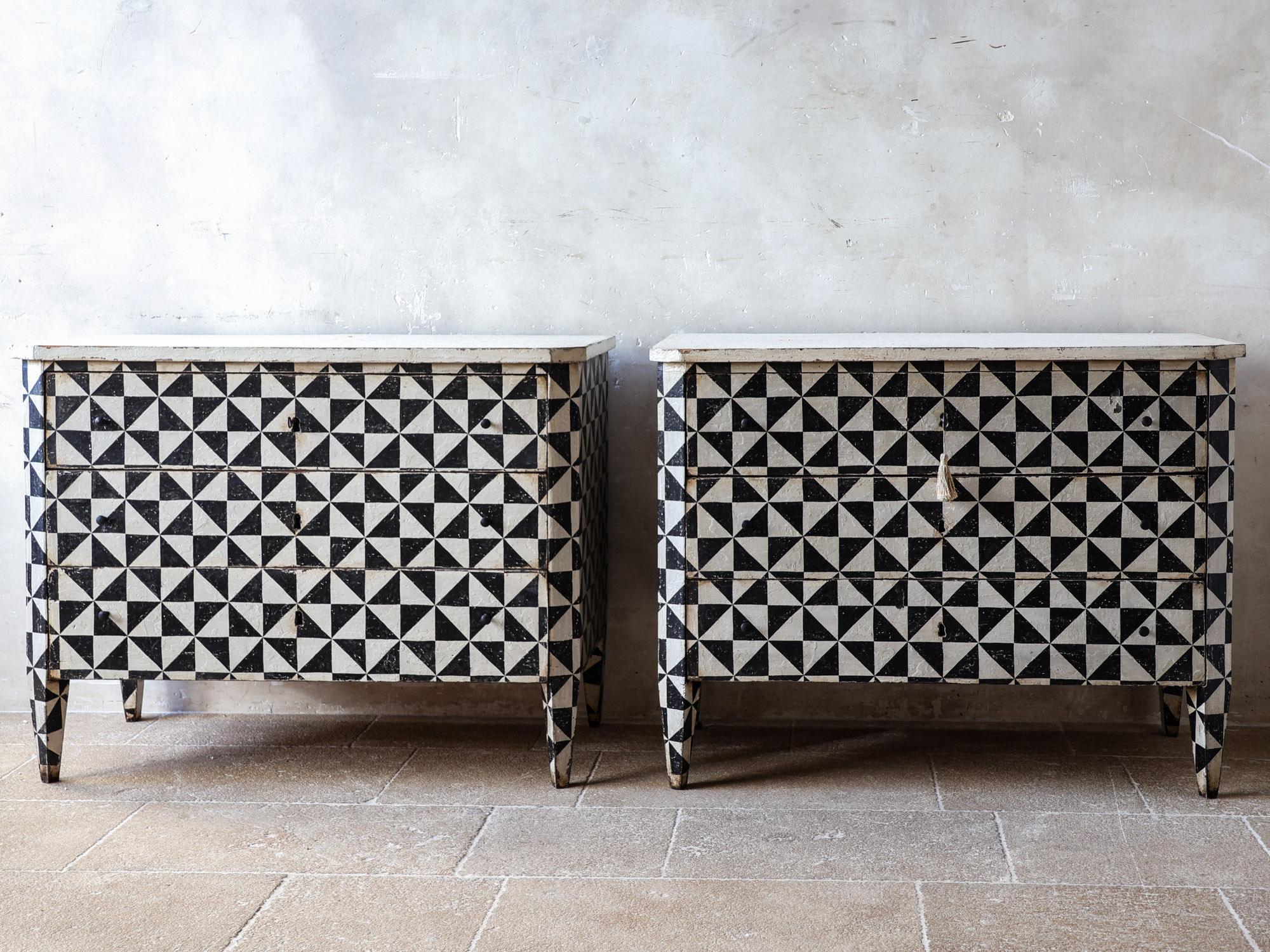 Coppia di antiche commodes francesi - cassettiere con motivo geometrico in patina bianco-nera.

Queste eleganti cassettiere sono state successivamente patinate e rifinite con un grazioso motivo geometrico in una splendida patina bianca e nera.