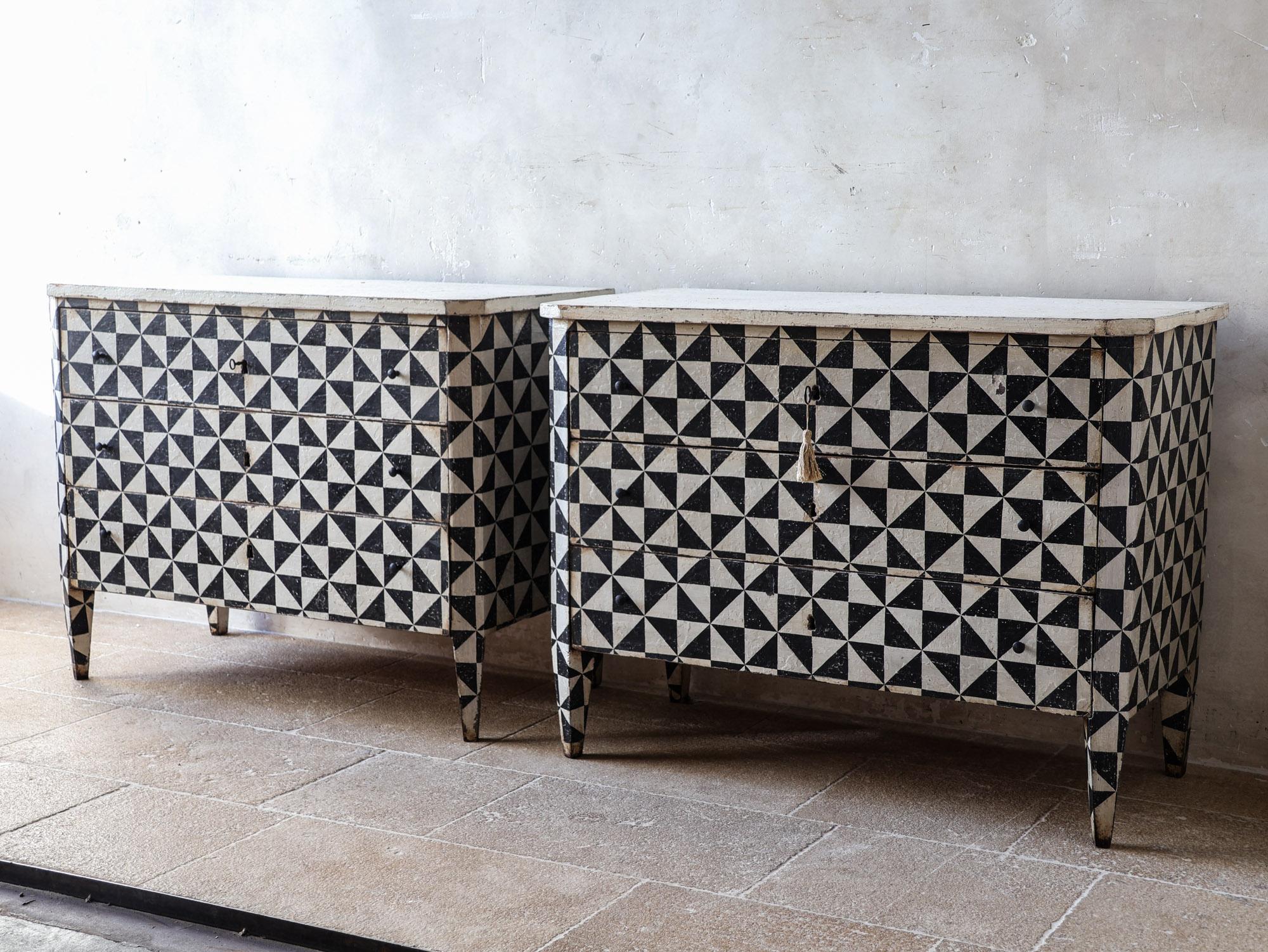 Francese Coppia di commodes francesi antiche con motivo geomtrico in patina bianca e nera in vendita