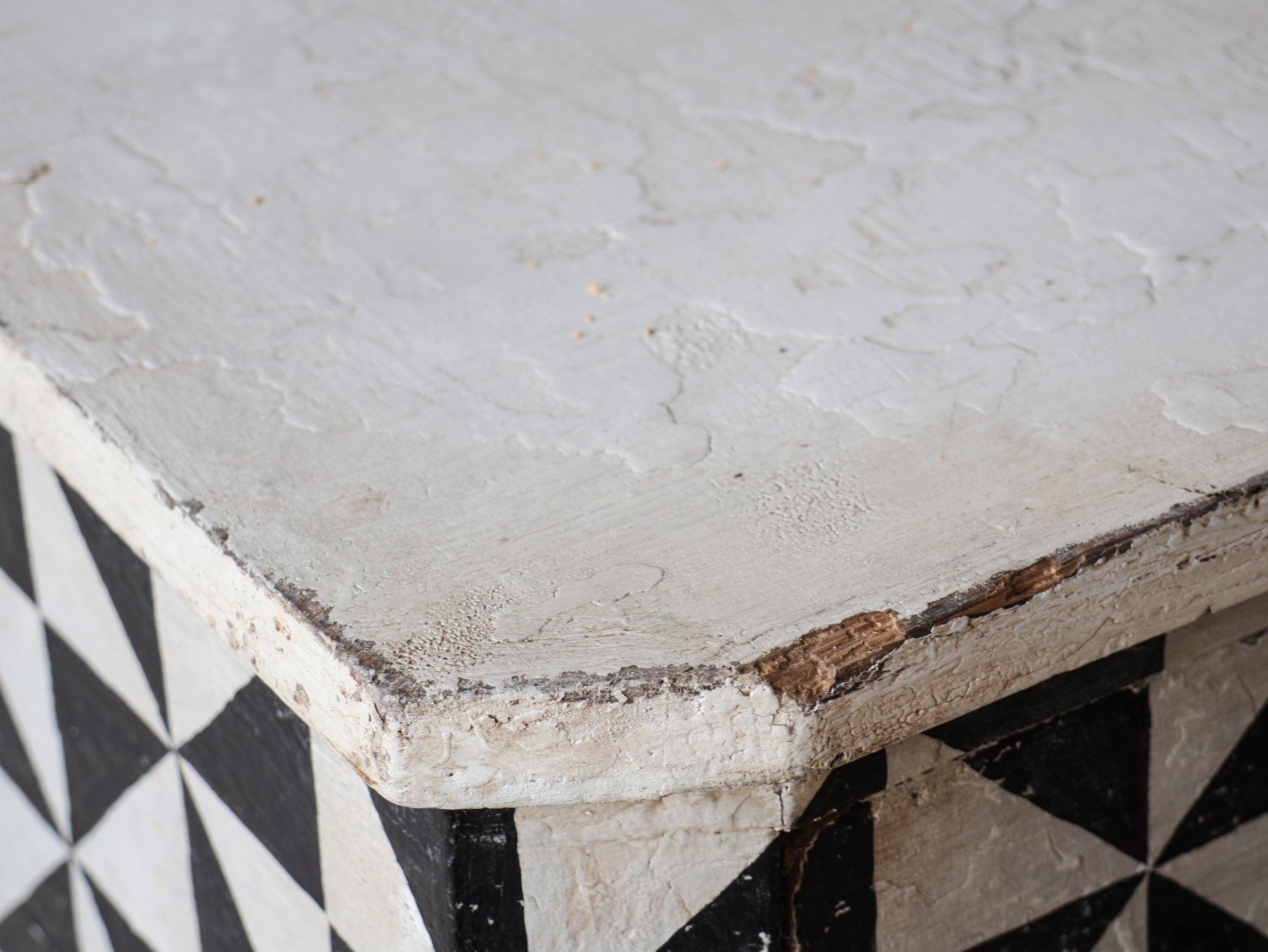 XIX secolo Coppia di commodes francesi antiche con motivo geomtrico in patina bianca e nera in vendita