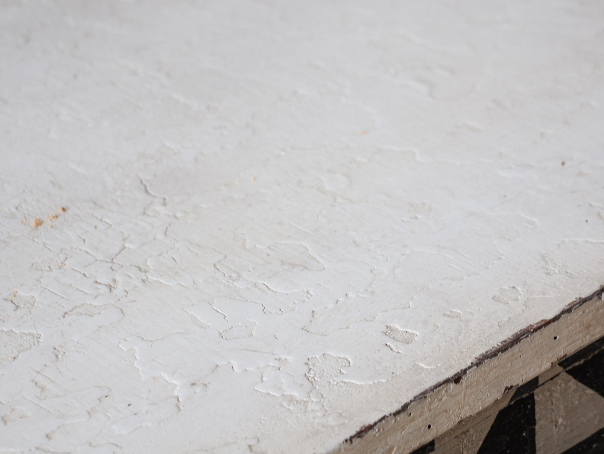 Quercia Coppia di commodes francesi antiche con motivo geomtrico in patina bianca e nera in vendita