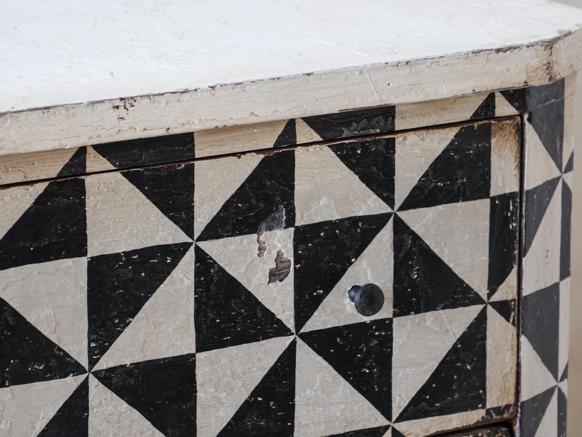 Coppia di commodes francesi antiche con motivo geomtrico in patina bianca e nera in vendita 1