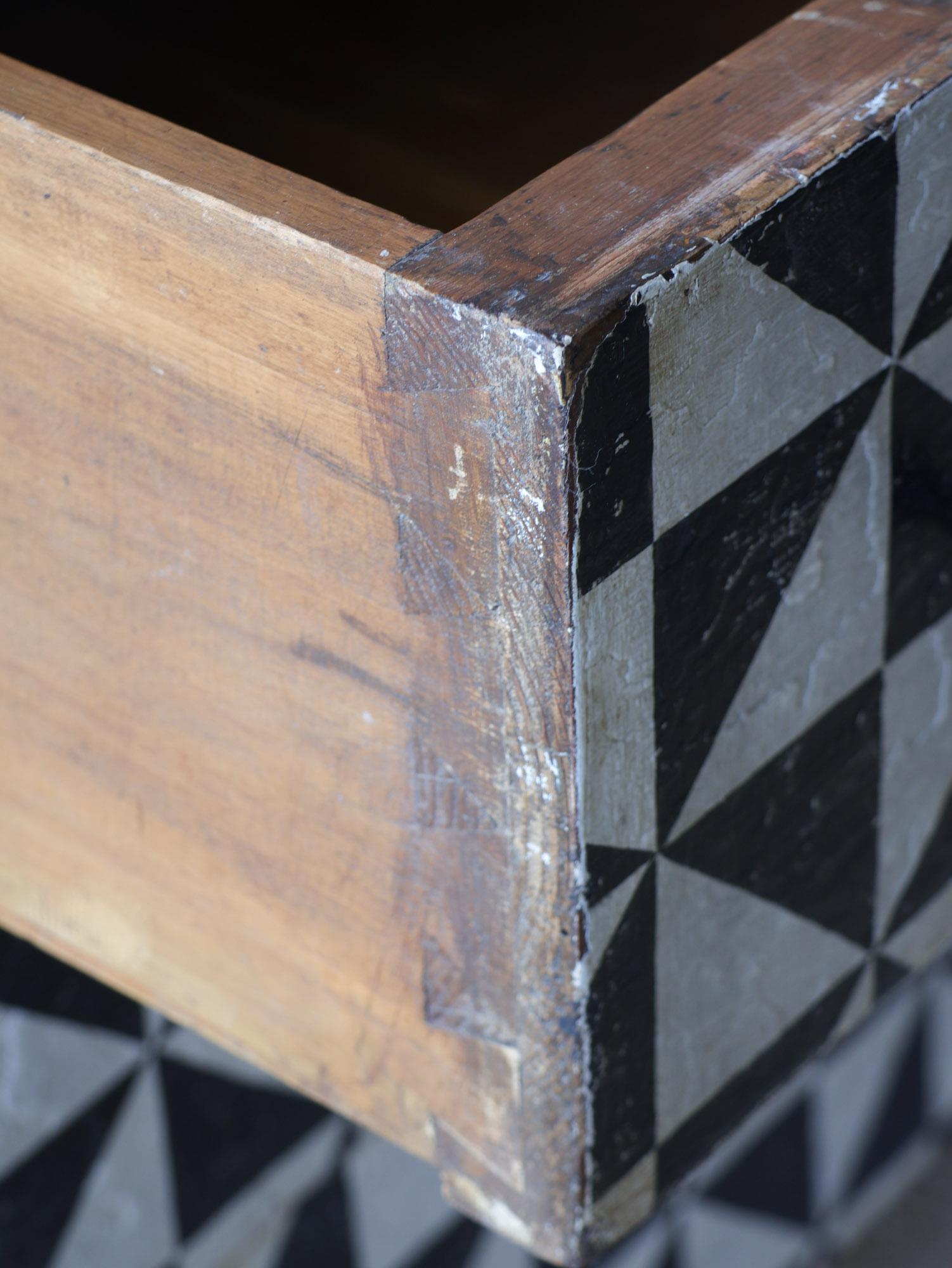 Coppia di commodes francesi antiche con motivo geomtrico in patina bianca e nera in vendita 2