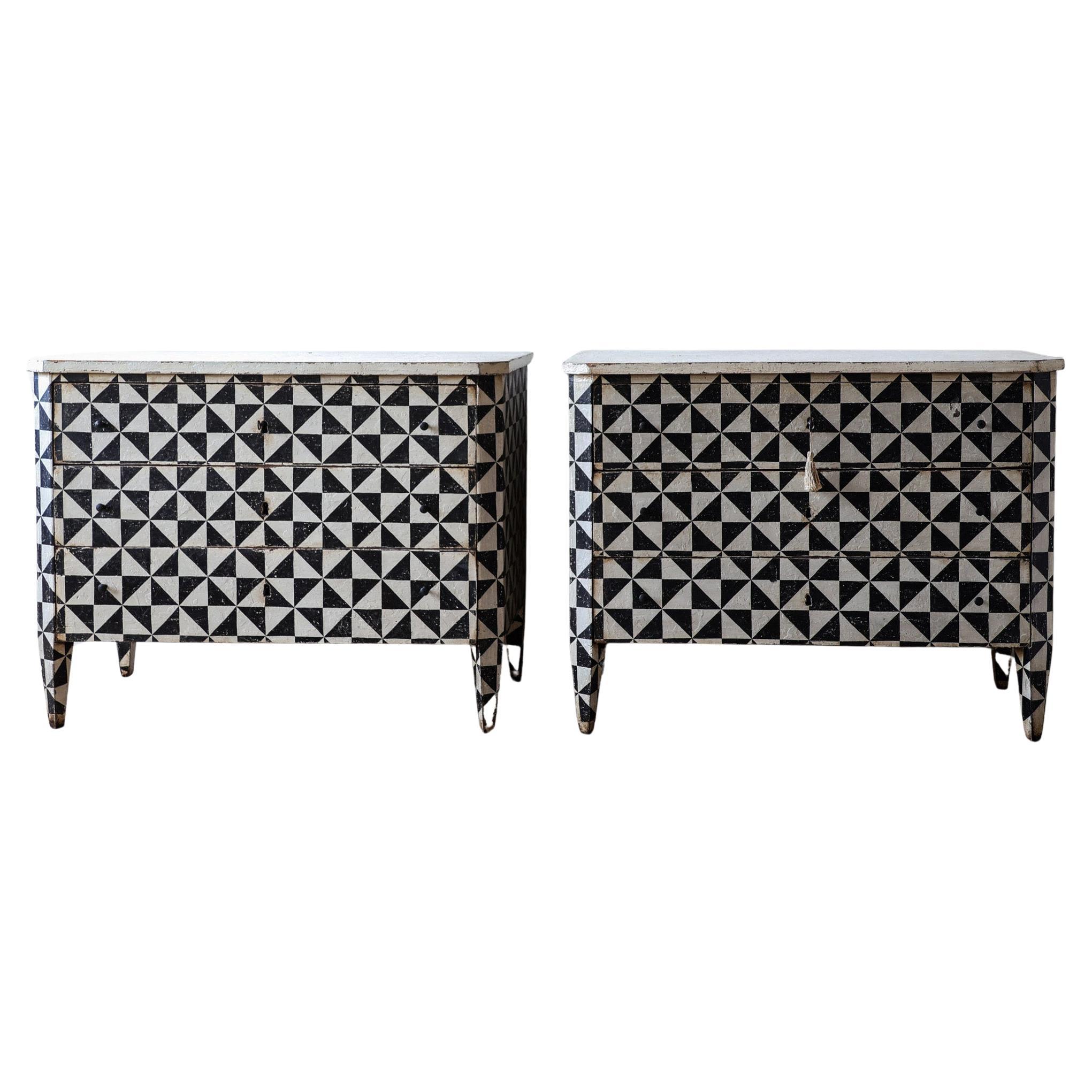 Coppia di commodes francesi antiche con motivo geomtrico in patina bianca e nera