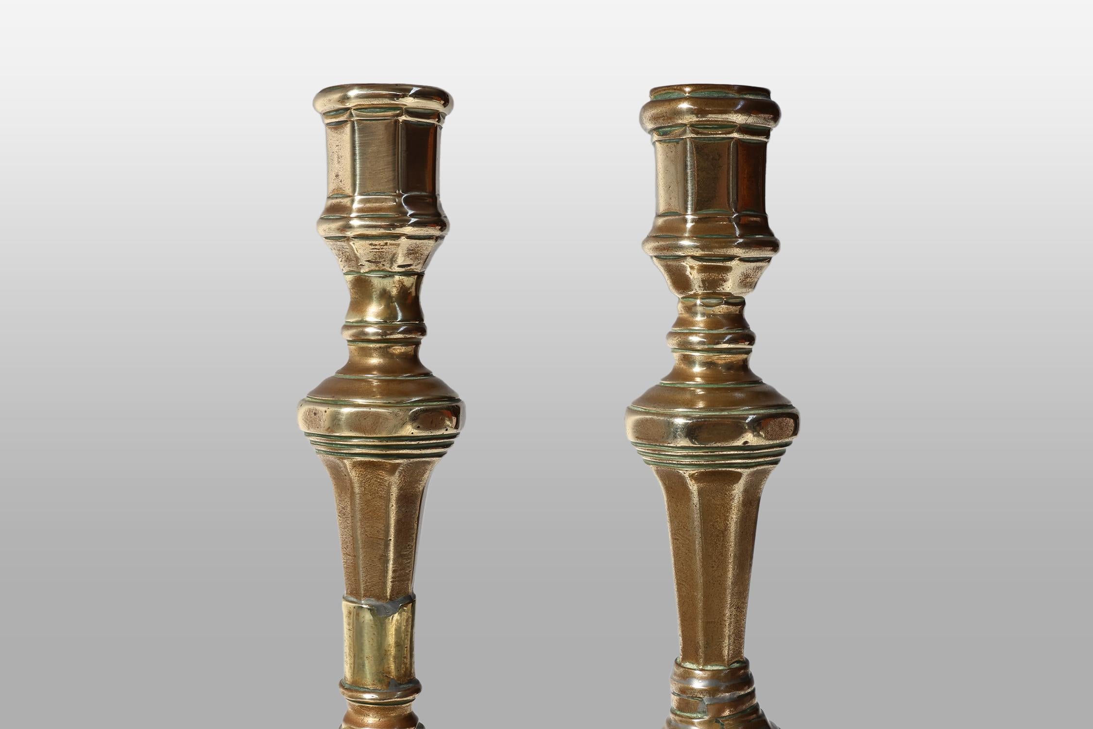 Francia / 1800 / par Candelabros / cobre / Antiguo / Francés

Juego de dos candeleros antiguos de cobre compuestos por una base octogonal, un tallo en forma de balaustre con bandas de perfil y un portavelas cilíndrico con bandas de perfil y un
