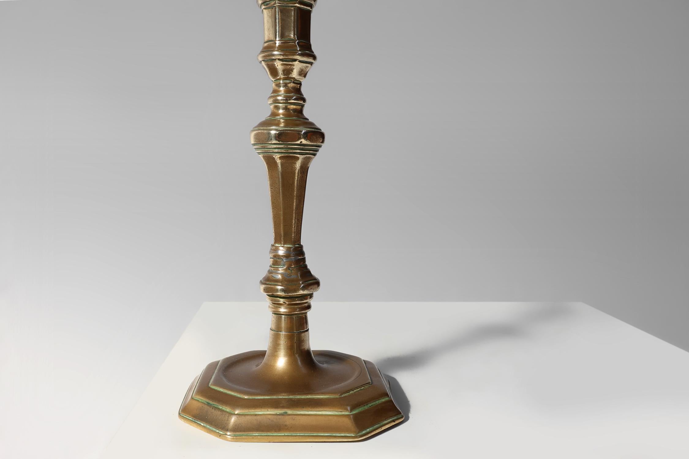 Pareja de candelabros de cobre Antique French, ca. 1800 Hecho a mano en venta
