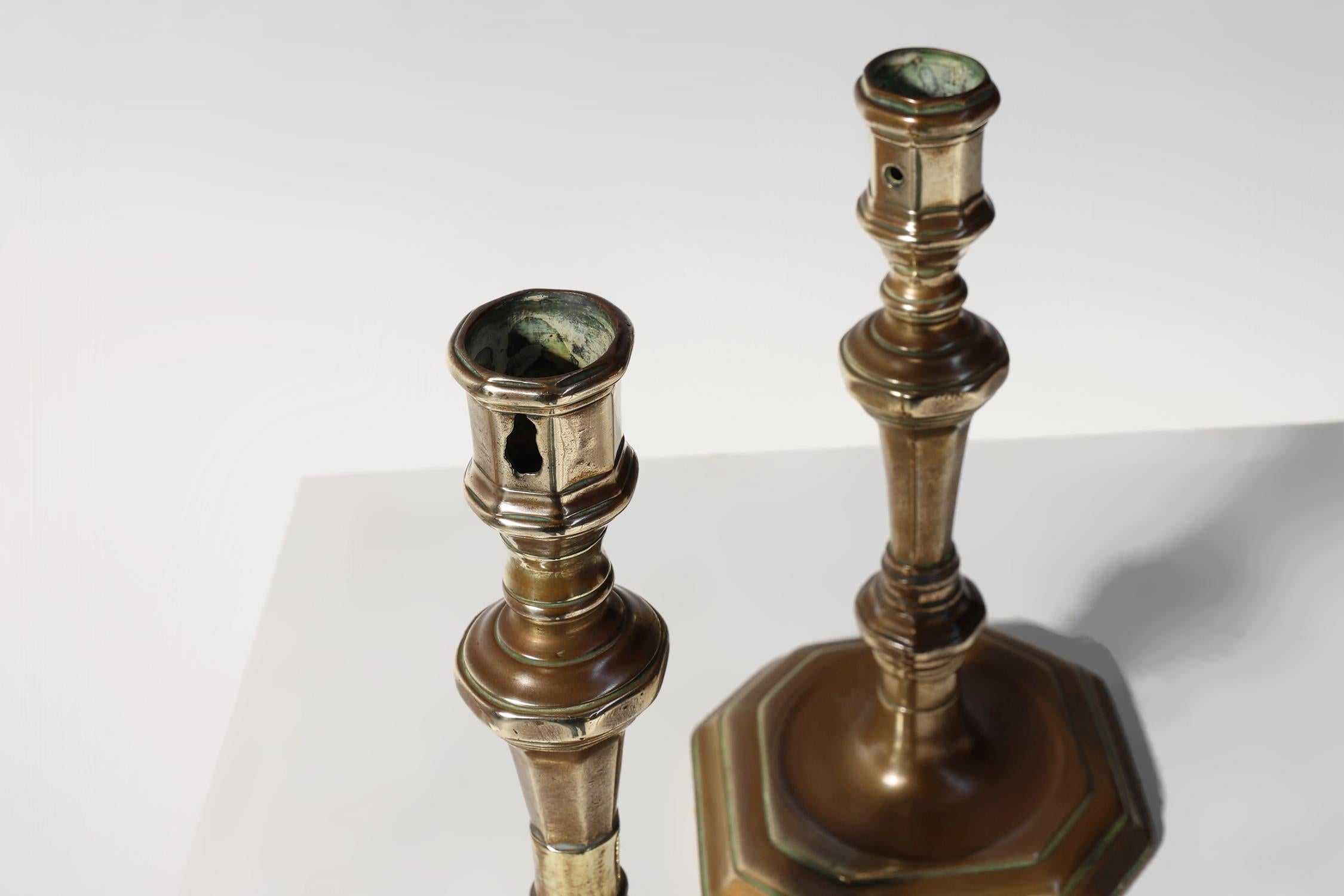 Pareja de candelabros de cobre Antique French, ca. 1800 principios del siglo XIX en venta