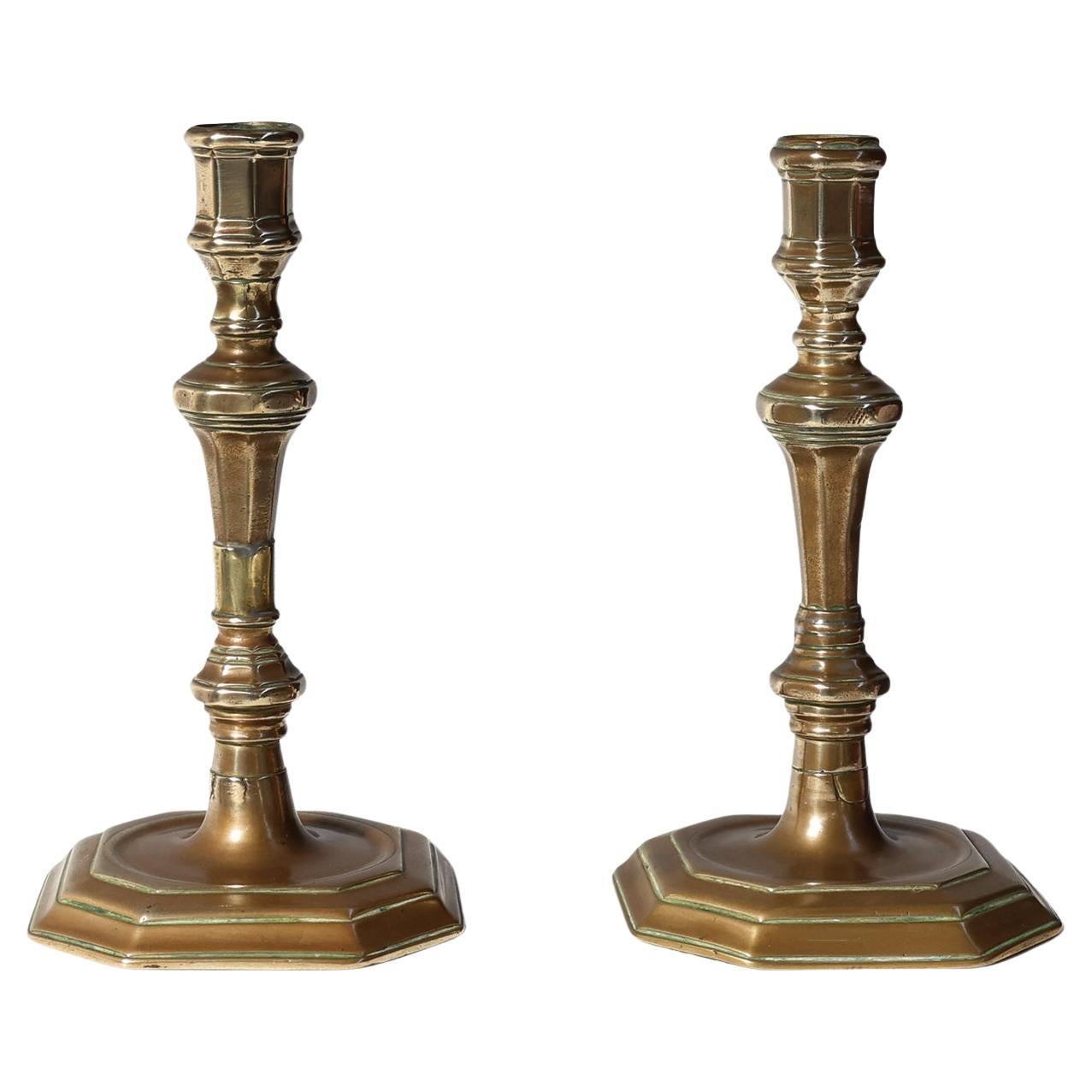 Paire de bougeoirs anciens en cuivre français, vers 1800