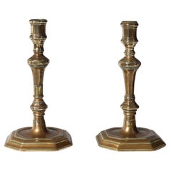 Paire de bougeoirs anciens en cuivre français, vers 1800