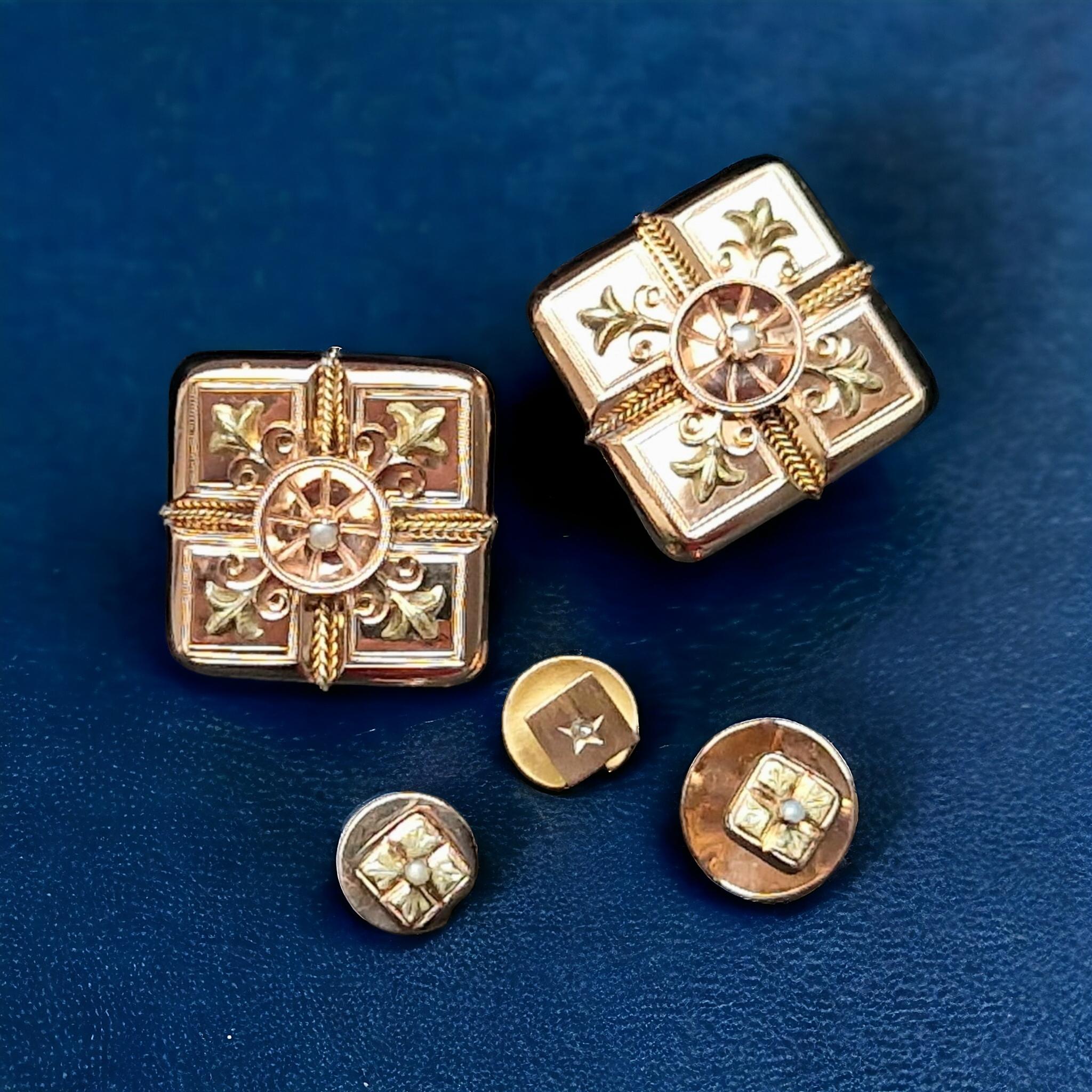 PAIR OF ANTIQUE FRENCH CUFFLINKS & MATCHING STUDS WITH ENGRAVED FLEUR DE LIS MOTIF DESIGN.
19th C (approx. 1850) in 18 Karat yellow and rose Gold.
A  rare dress set dating from the mid 19th century, France. Comprising cufflinks and studs in superb