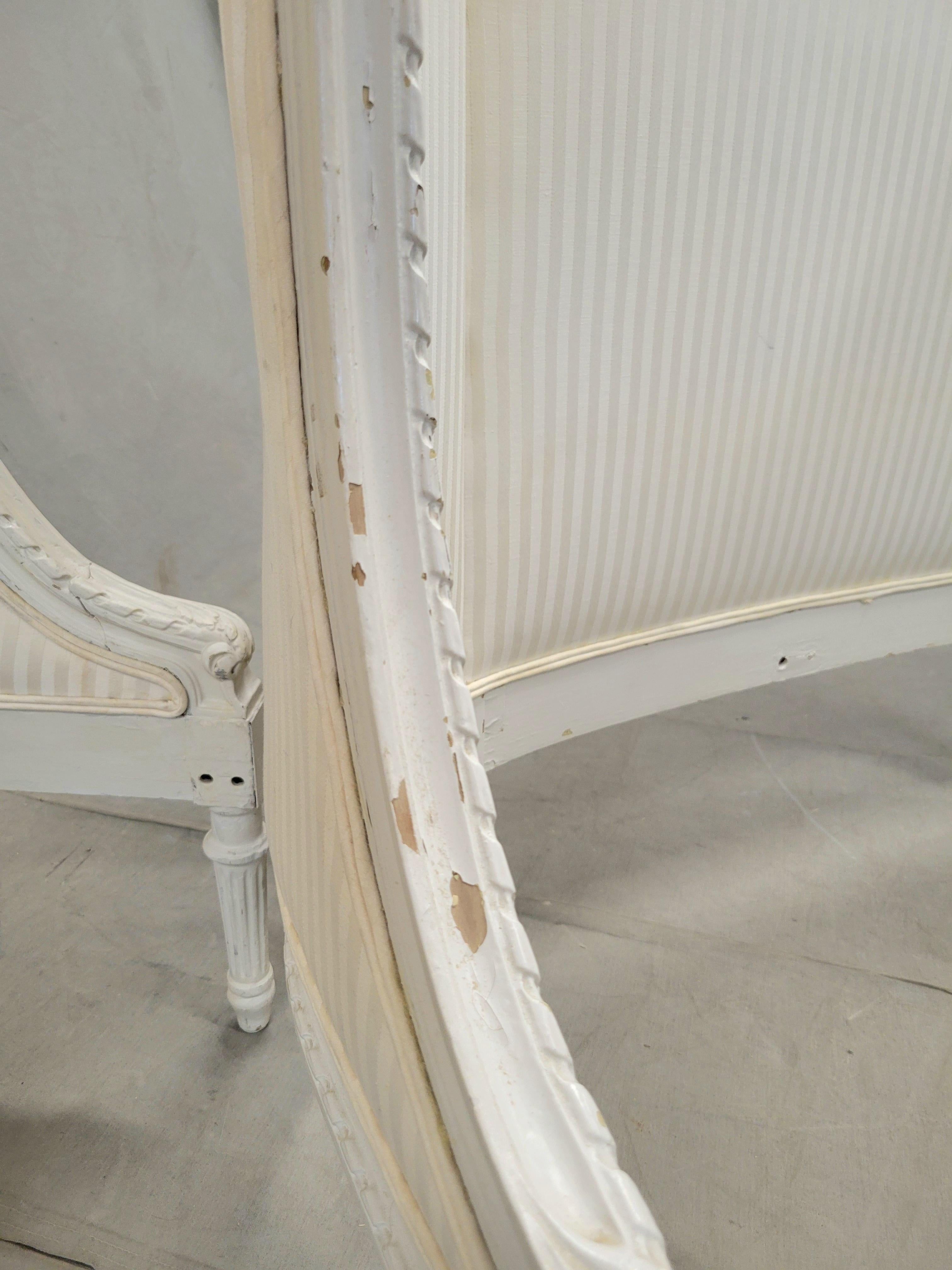 Pair of Antique French Curved Twin Headboards with Ivory Sateen Upholstery en venta 3