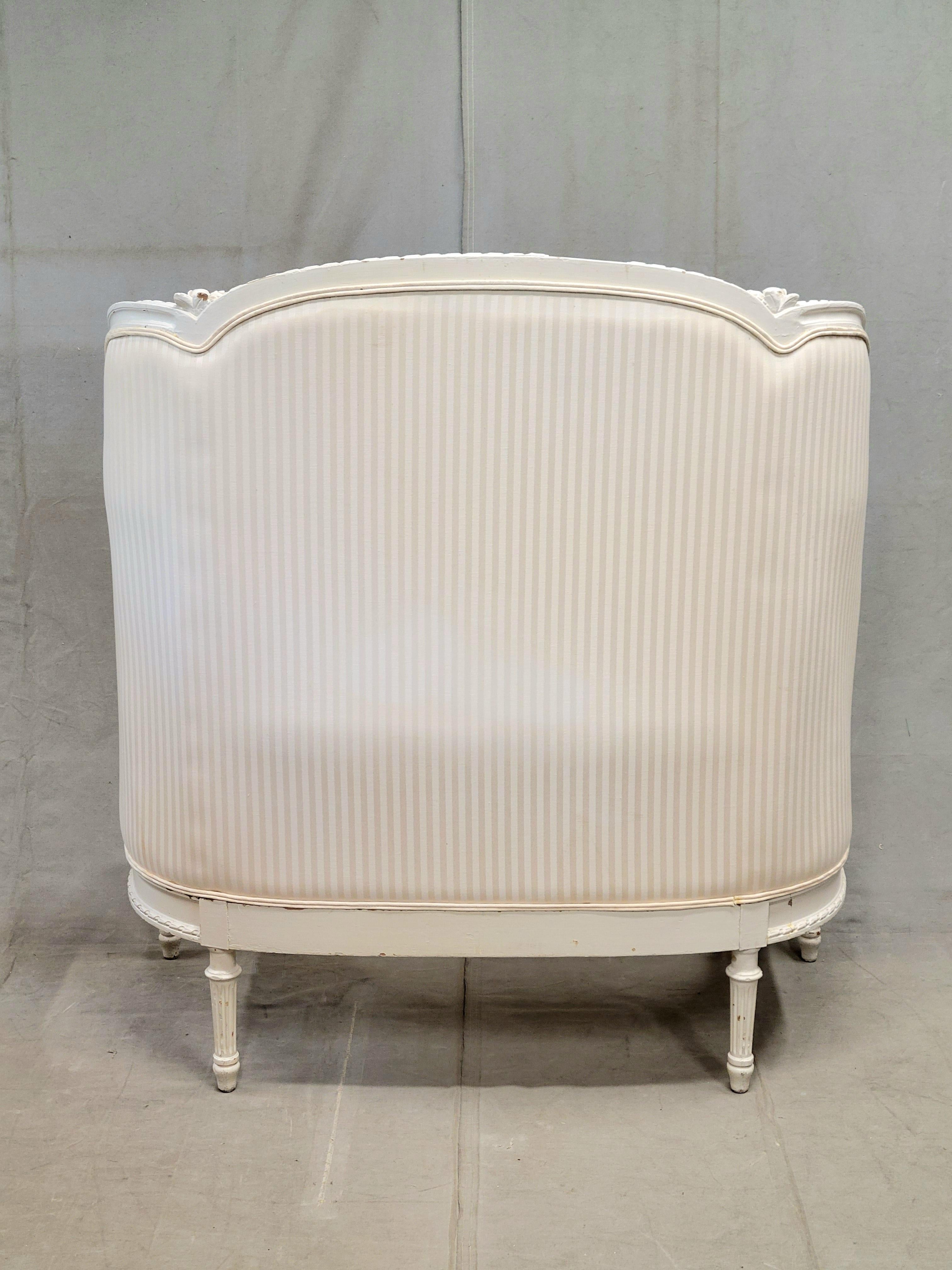 Pair of Antique French Curved Twin Headboards with Ivory Sateen Upholstery en venta 4
