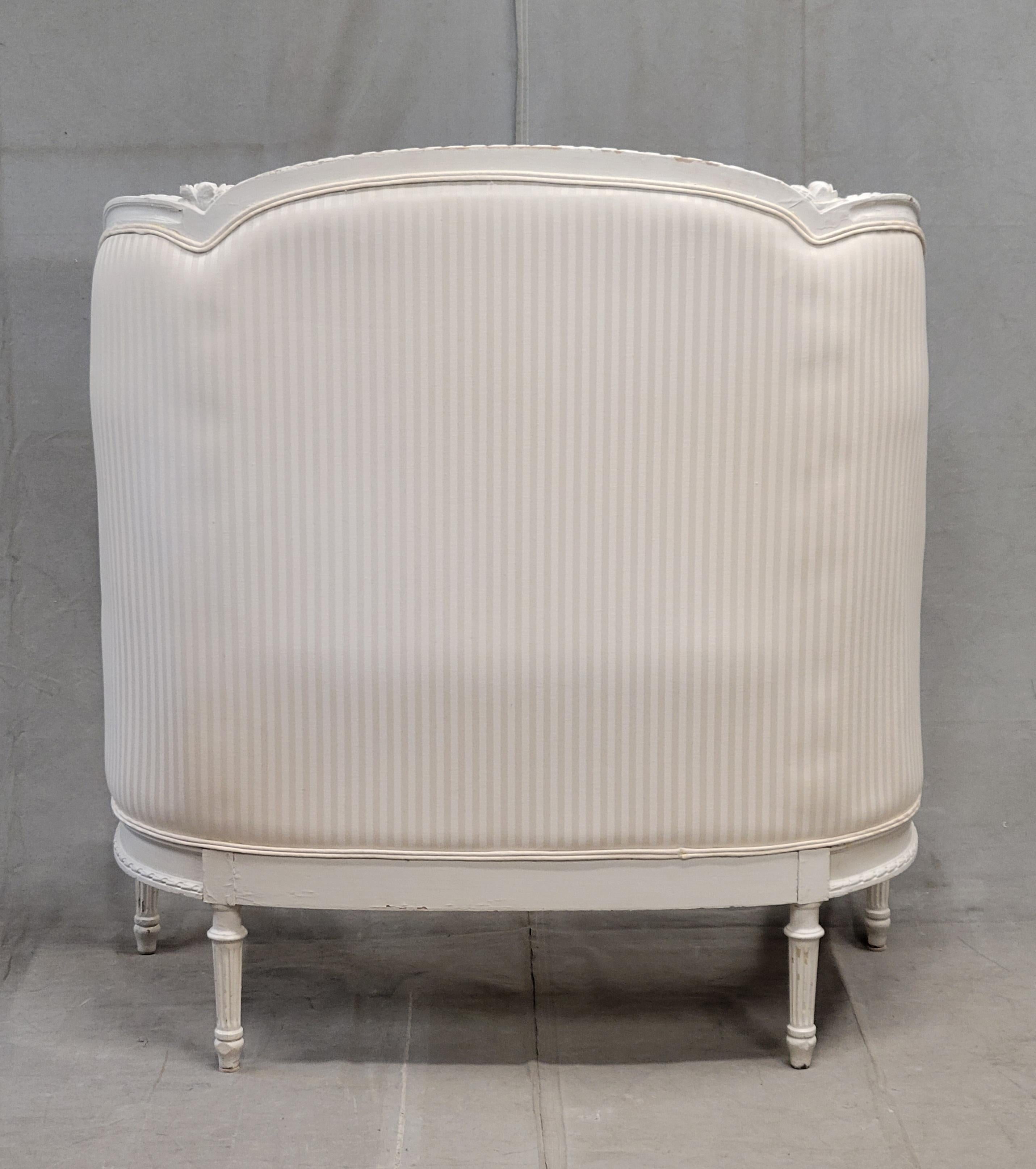 Pair of Antique French Curved Twin Headboards with Ivory Sateen Upholstery en venta 5