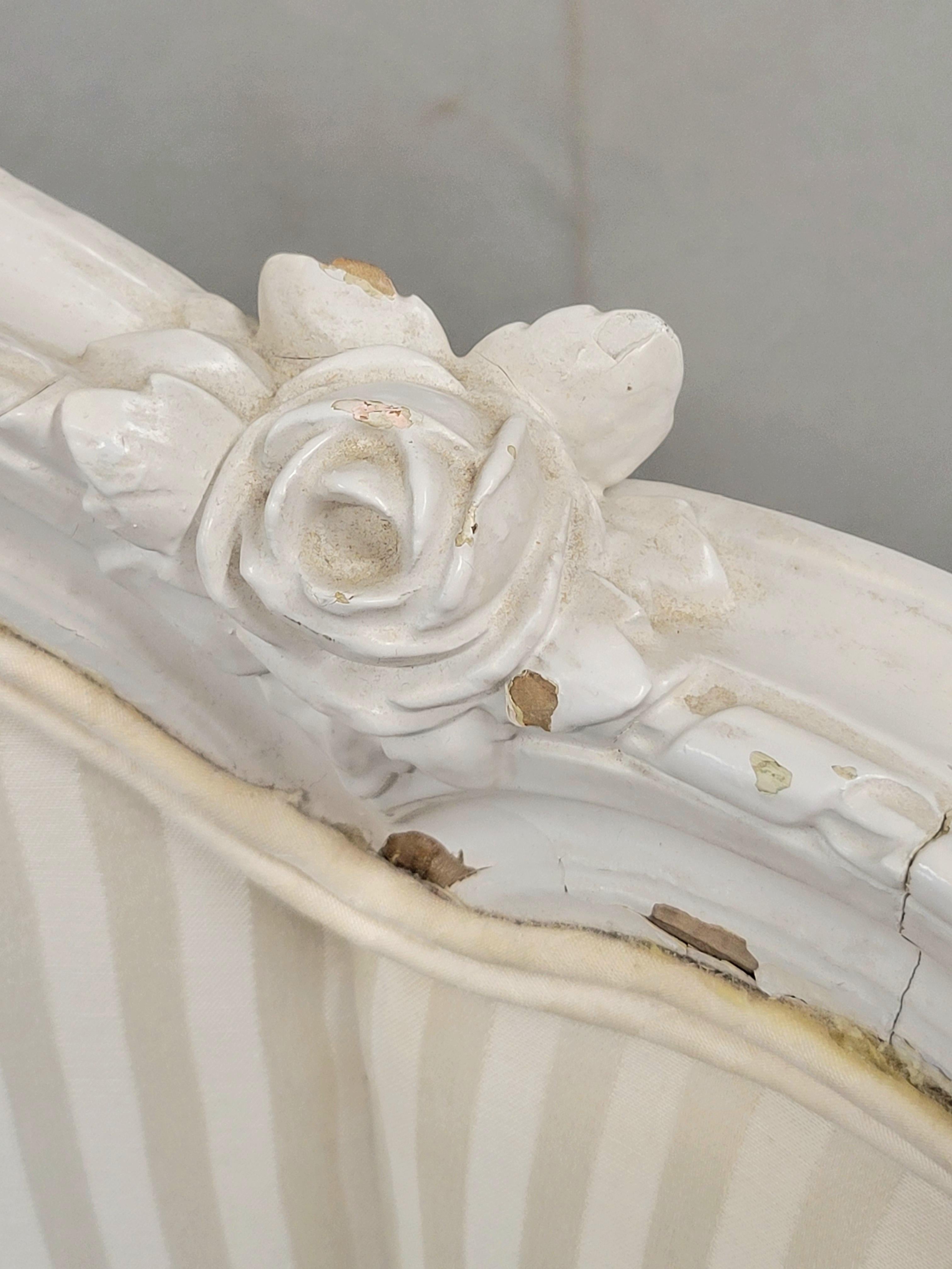 Pair of Antique French Curved Twin Headboards with Ivory Sateen Upholstery en venta 6