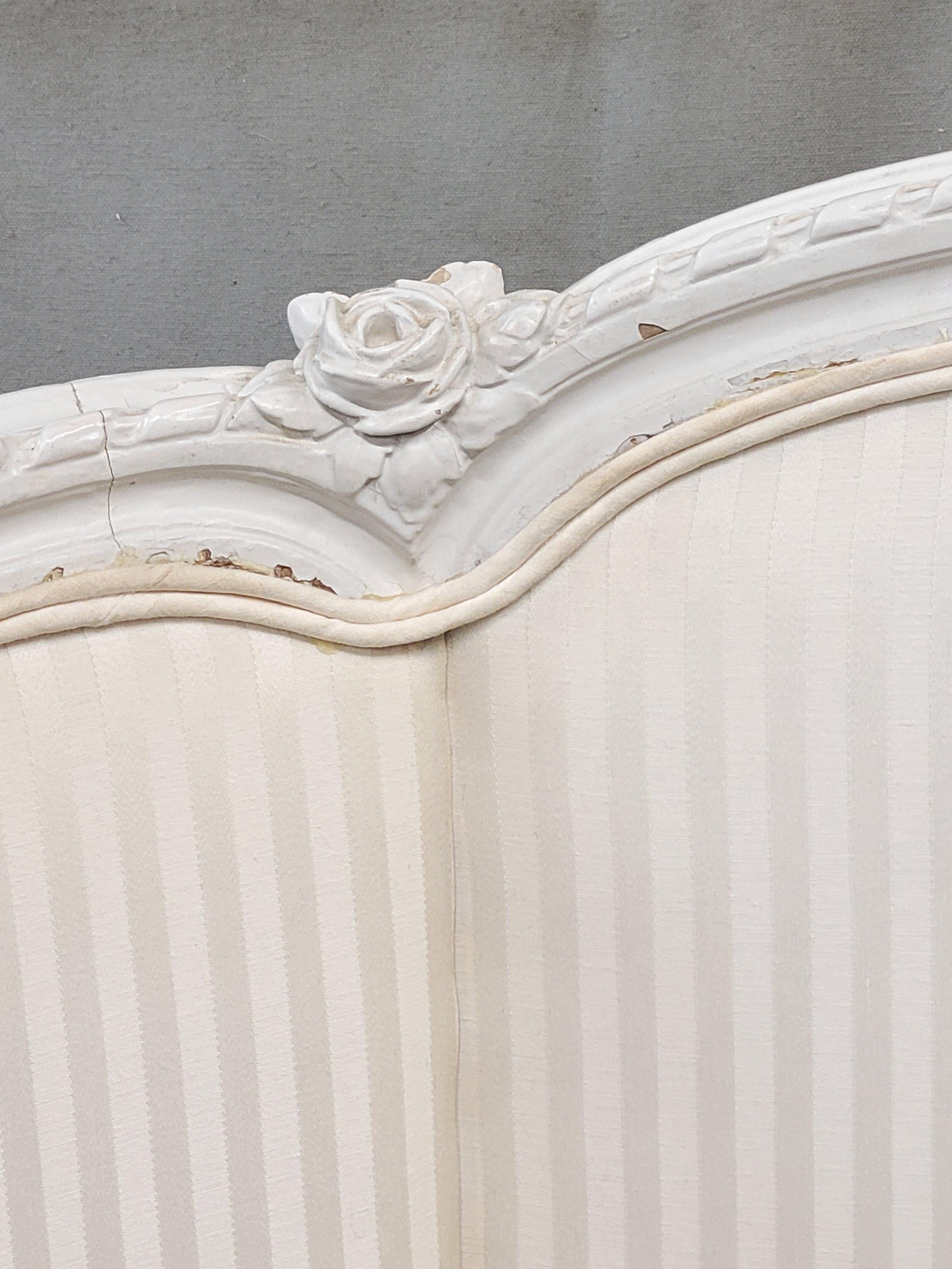 Pair of Antique French Curved Twin Headboards with Ivory Sateen Upholstery en venta 7