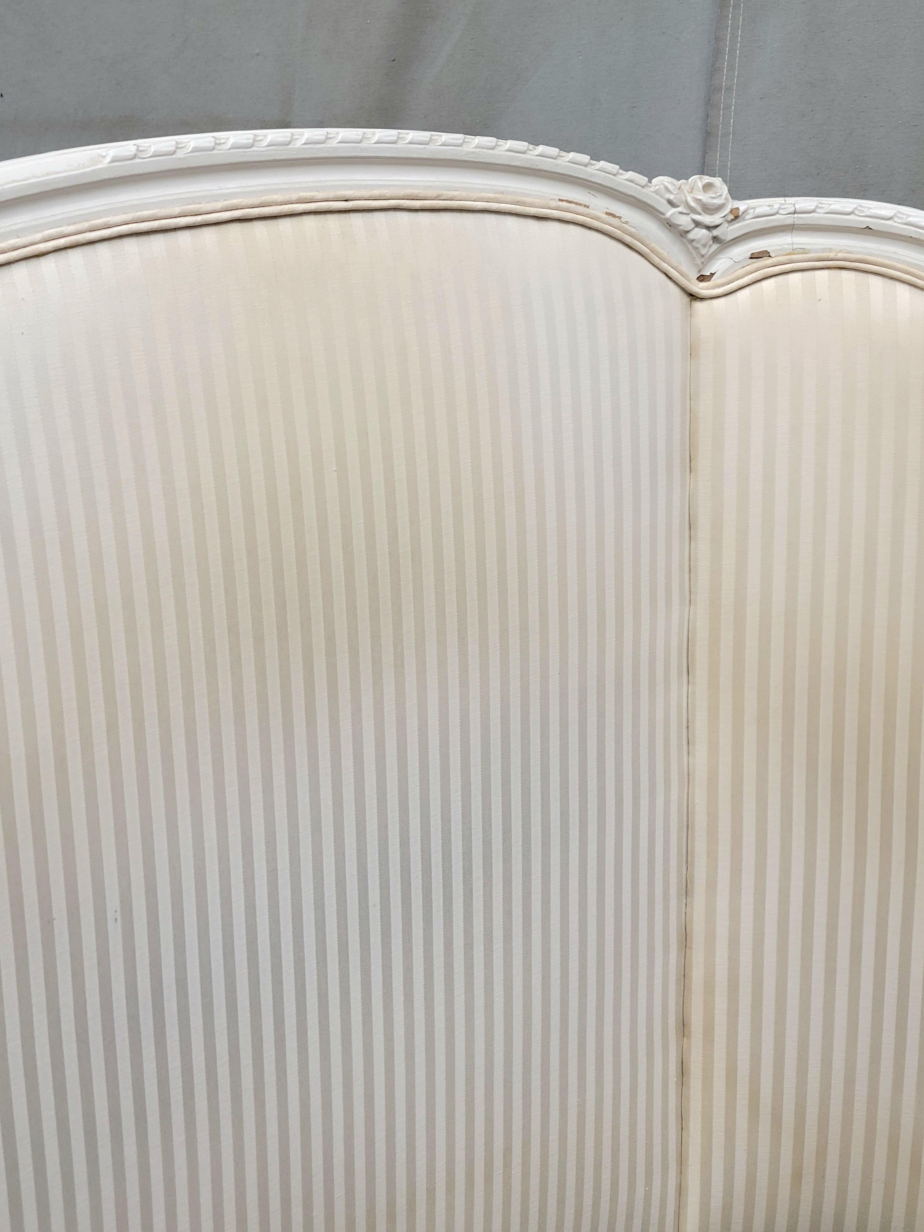 Pair of Antique French Curved Twin Headboards with Ivory Sateen Upholstery en venta 8