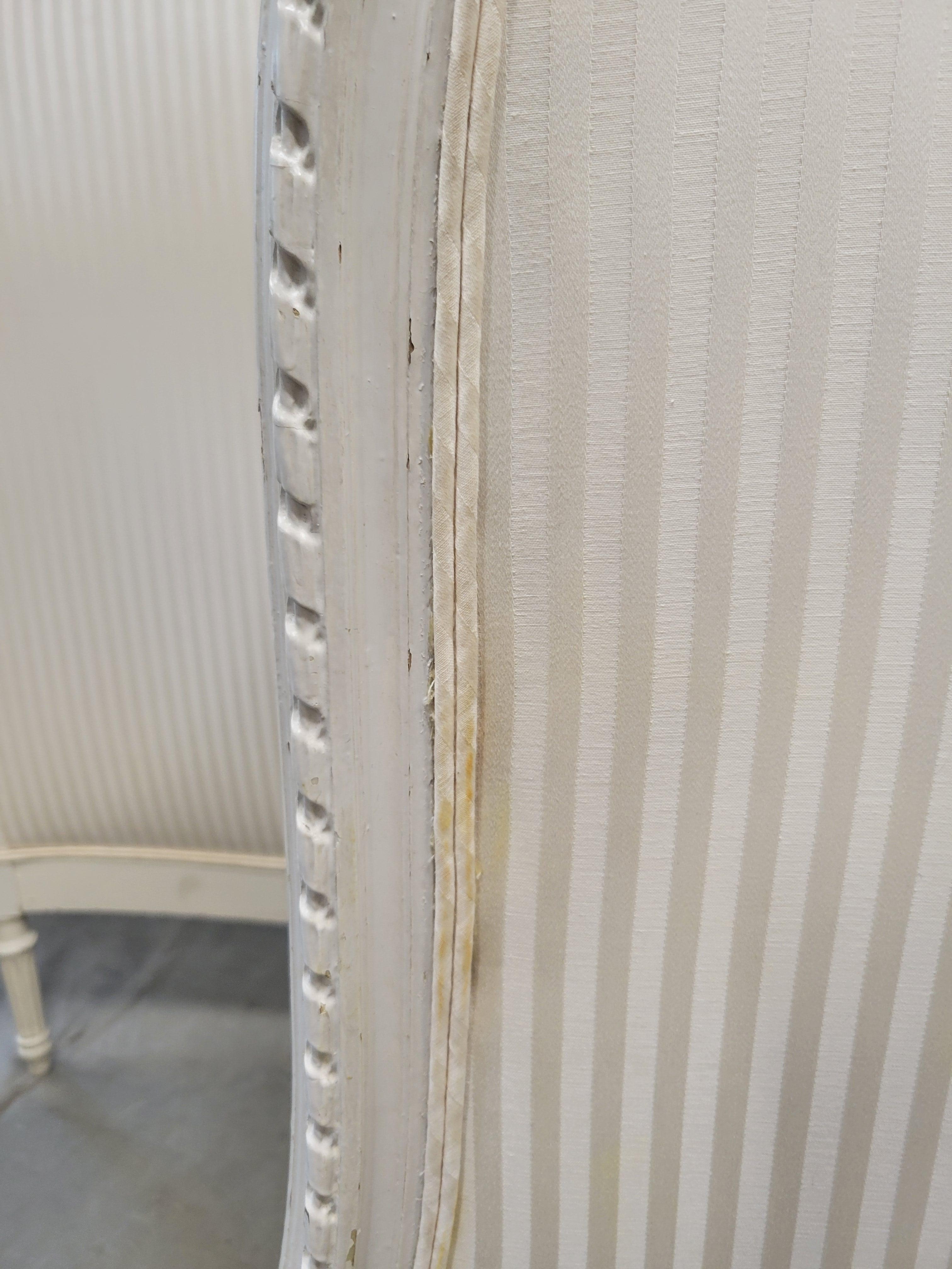 Pair of Antique French Curved Twin Headboards with Ivory Sateen Upholstery en venta 9