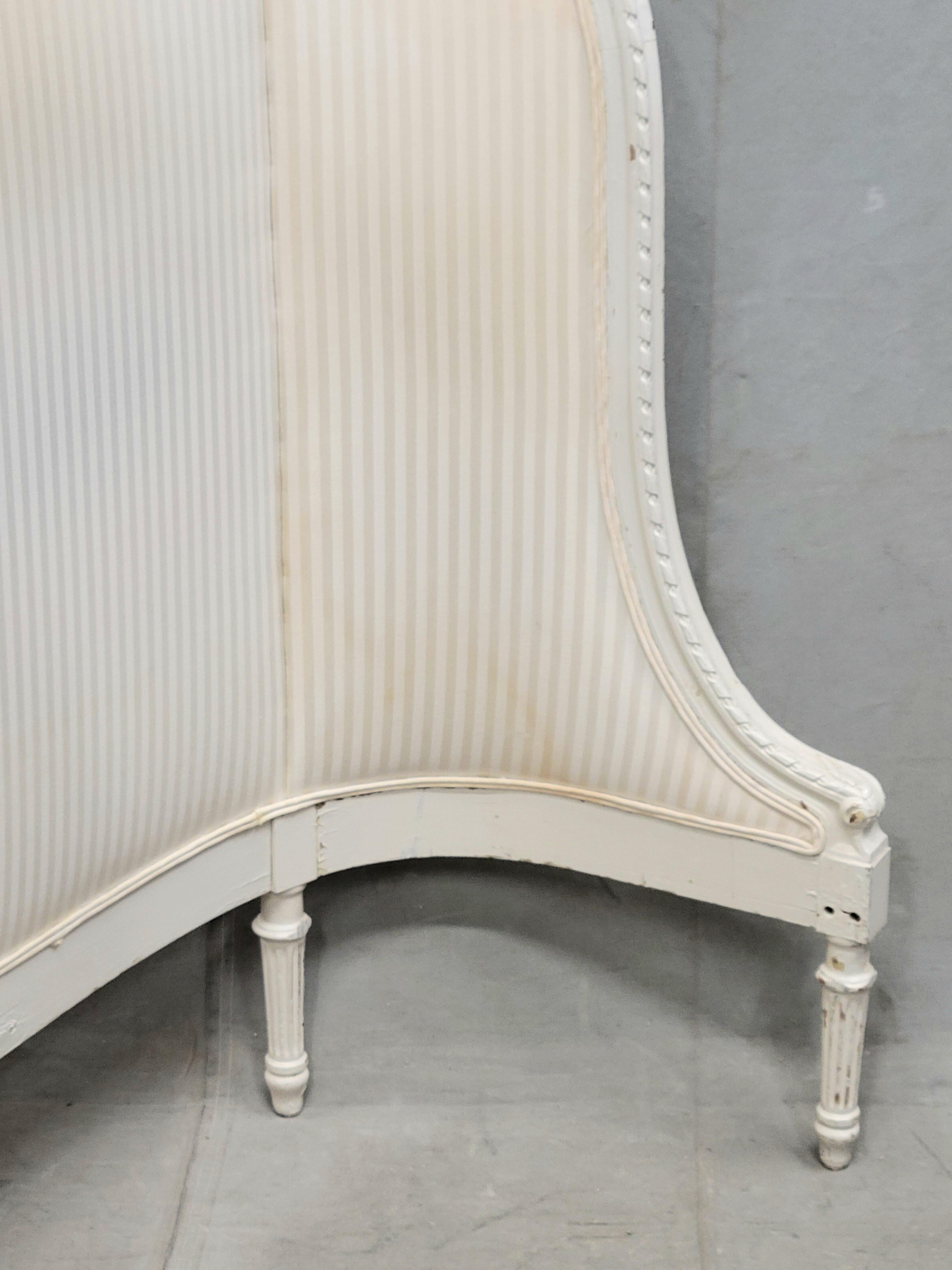 Pair of Antique French Curved Twin Headboards with Ivory Sateen Upholstery en venta 10