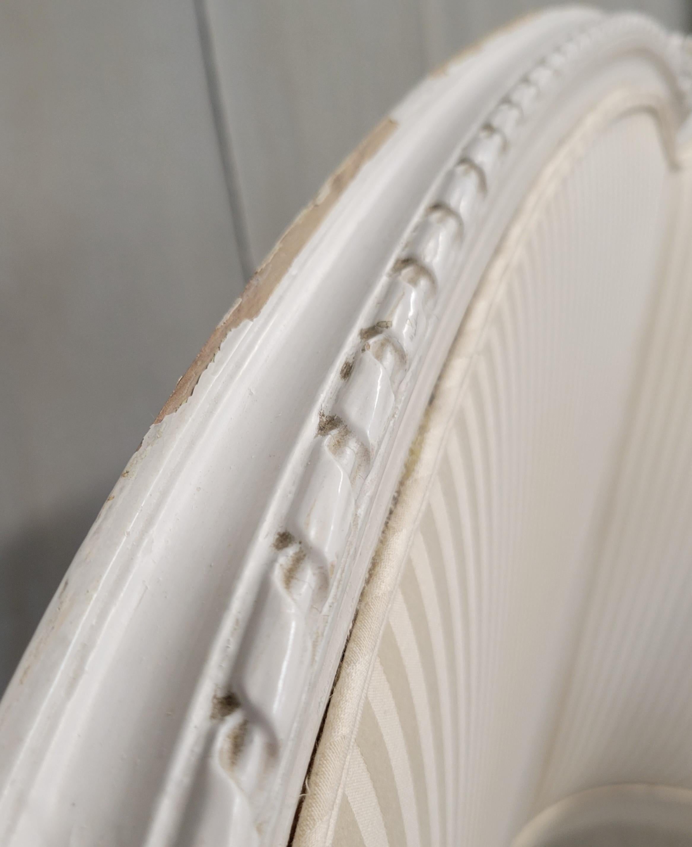 Pair of Antique French Curved Twin Headboards with Ivory Sateen Upholstery en venta 11