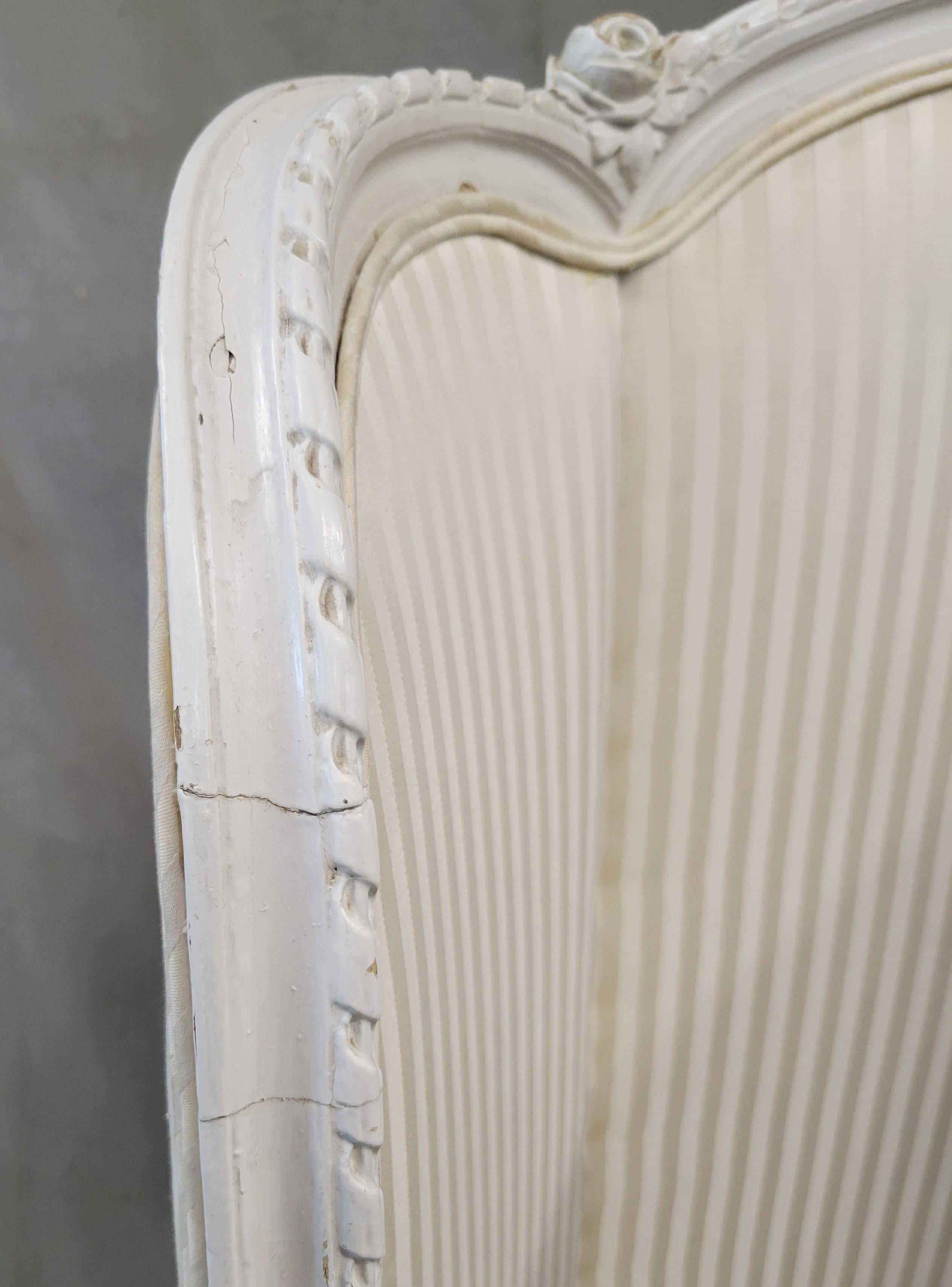 Pair of Antique French Curved Twin Headboards with Ivory Sateen Upholstery en venta 12