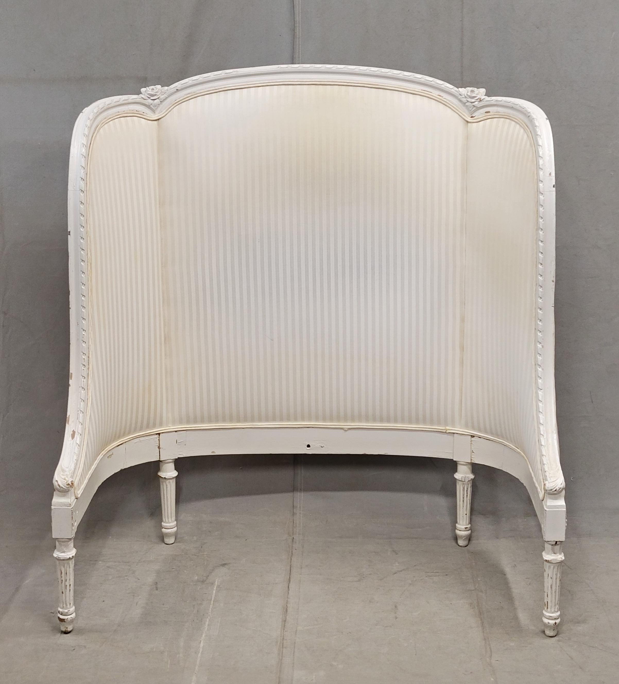 Pair of Antique French Curved Twin Headboards with Ivory Sateen Upholstery Francés en venta