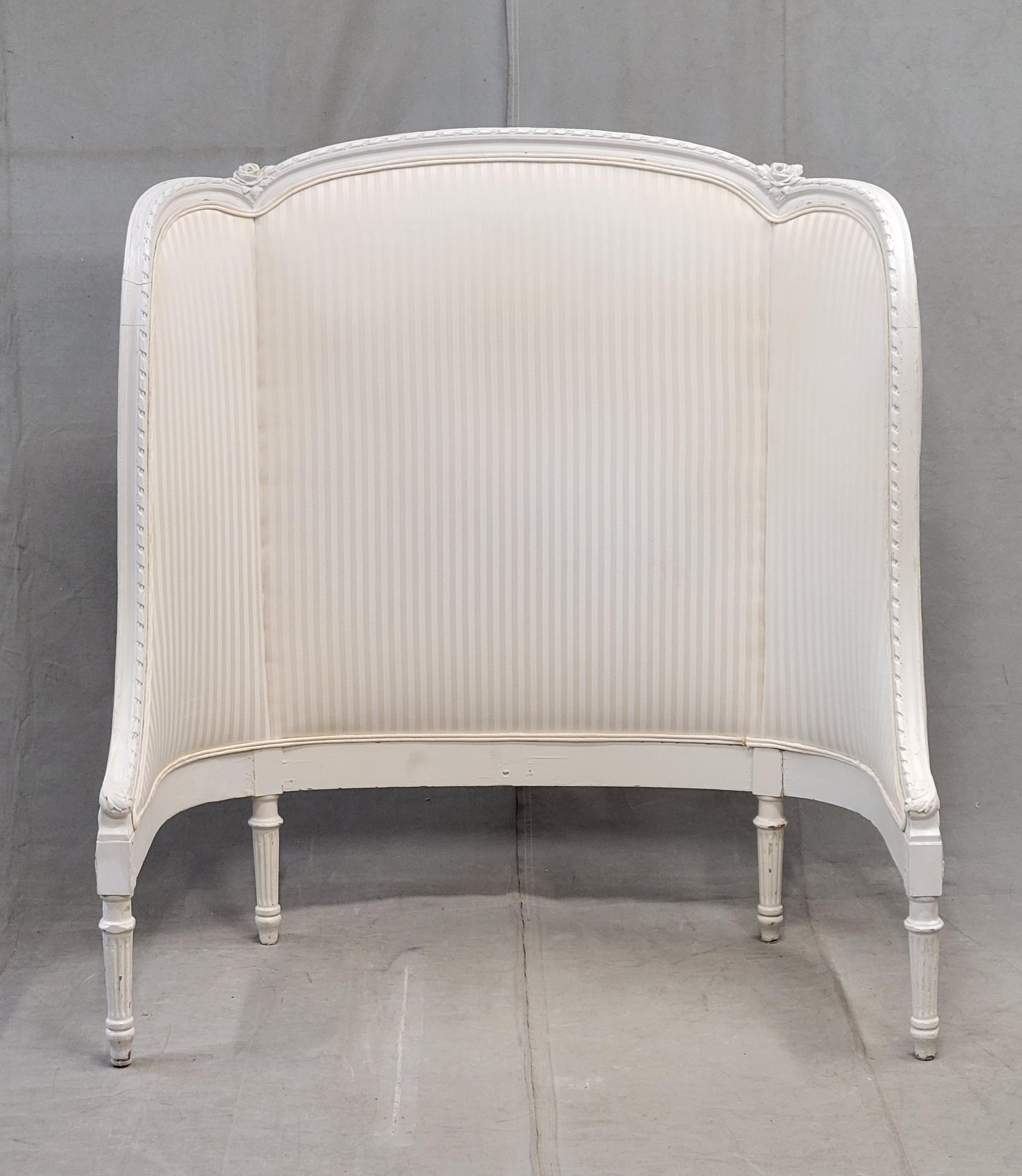 Pair of Antique French Curved Twin Headboards with Ivory Sateen Upholstery en Bueno estado para la venta en Centennial, CO
