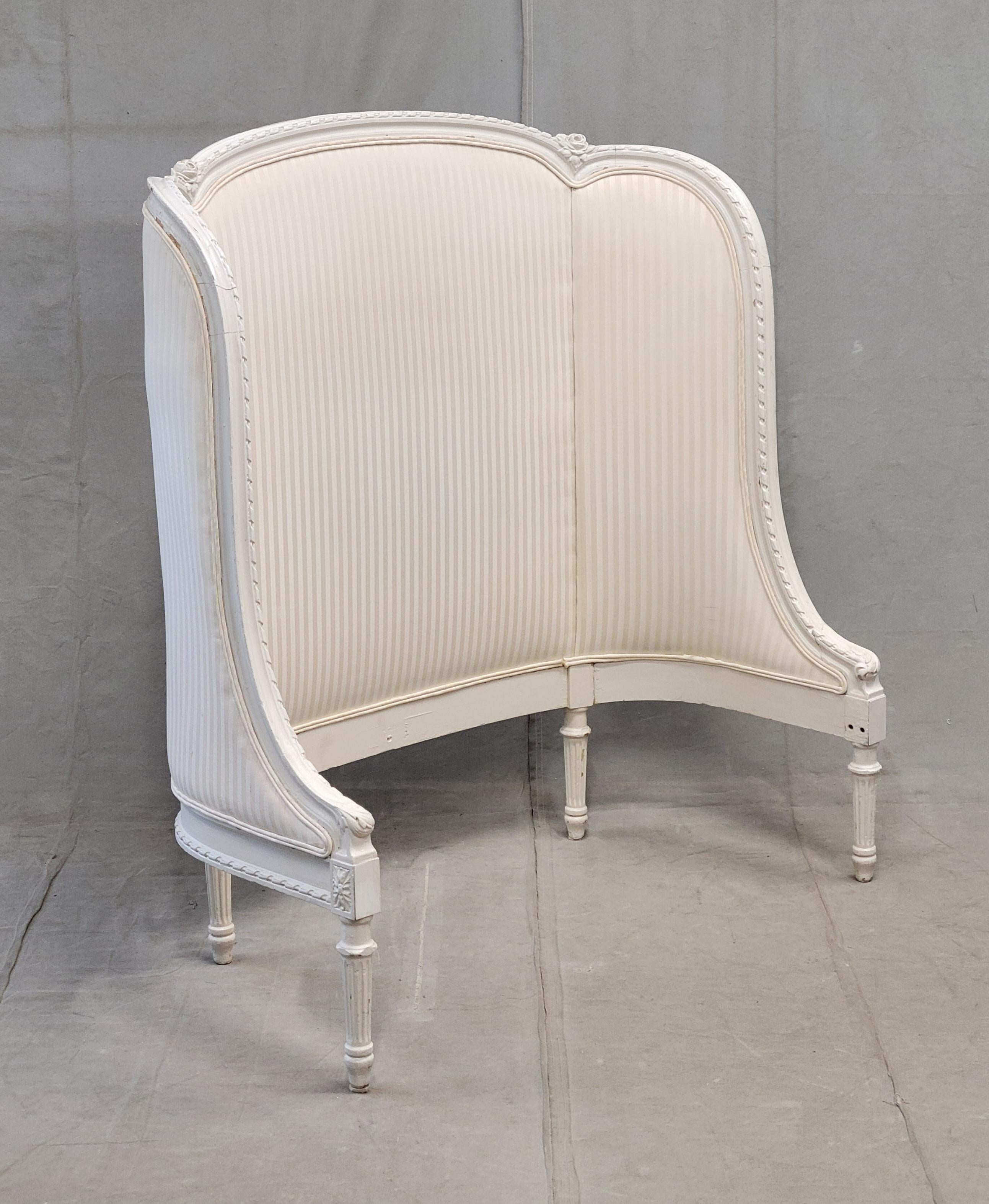 Pair of Antique French Curved Twin Headboards with Ivory Sateen Upholstery siglo XX en venta