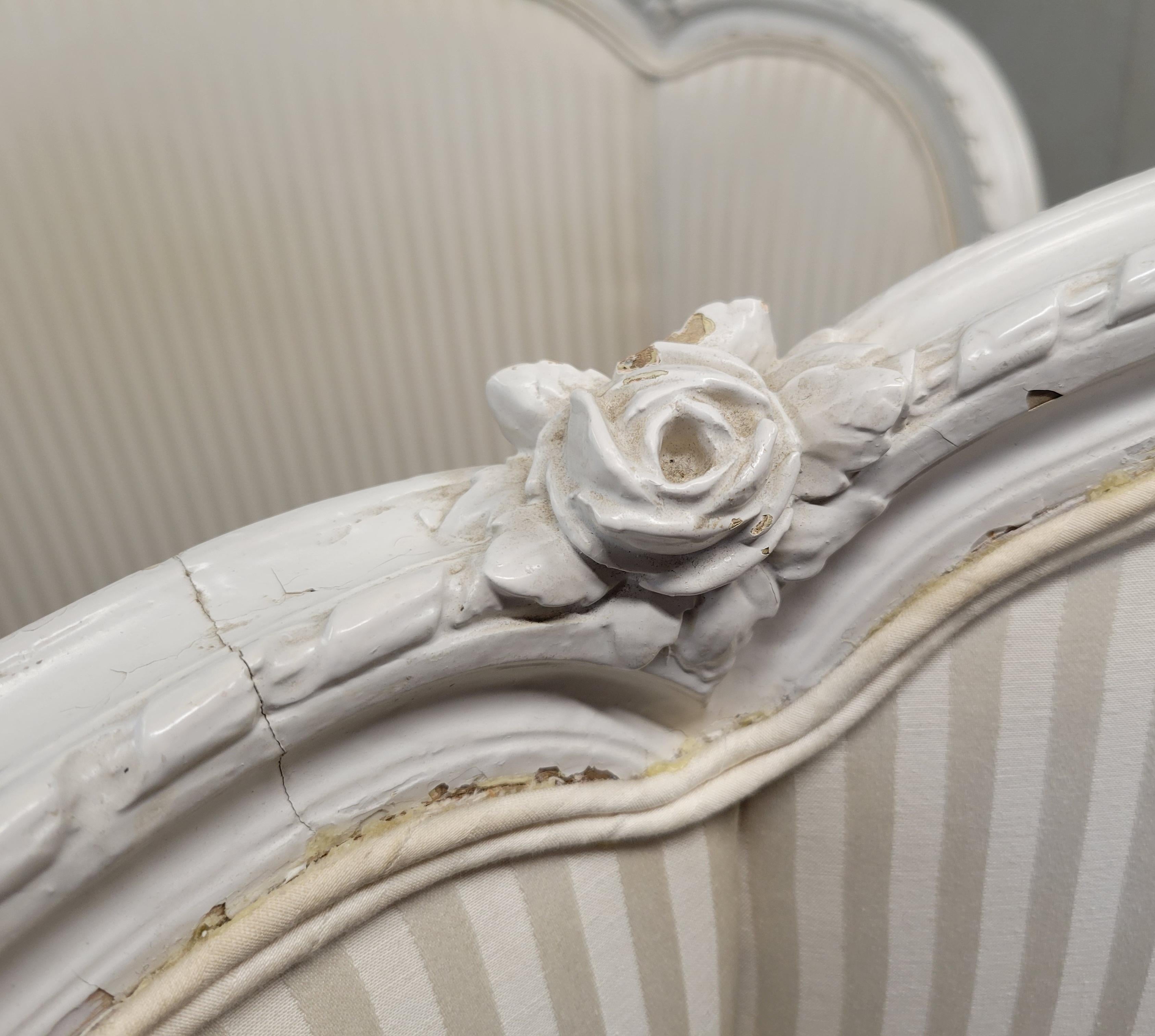 Pair of Antique French Curved Twin Headboards with Ivory Sateen Upholstery en venta 2