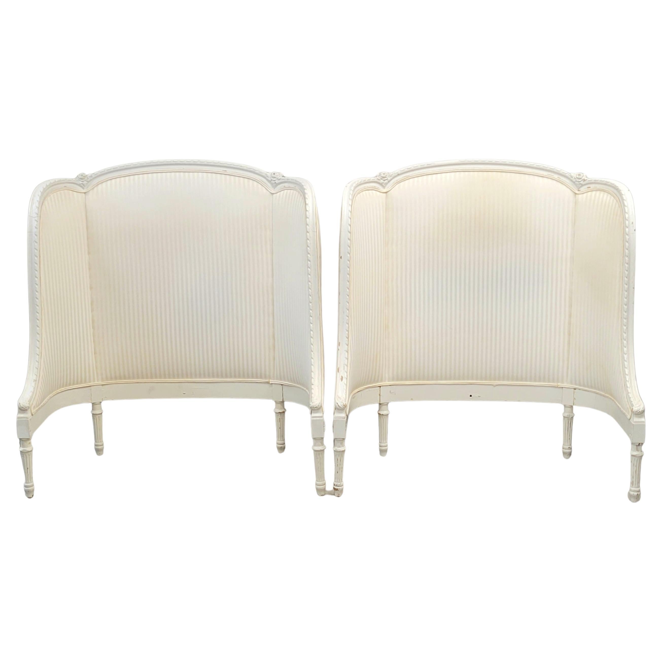 Pair of Antique French Curved Twin Headboards with Ivory Sateen Upholstery en venta