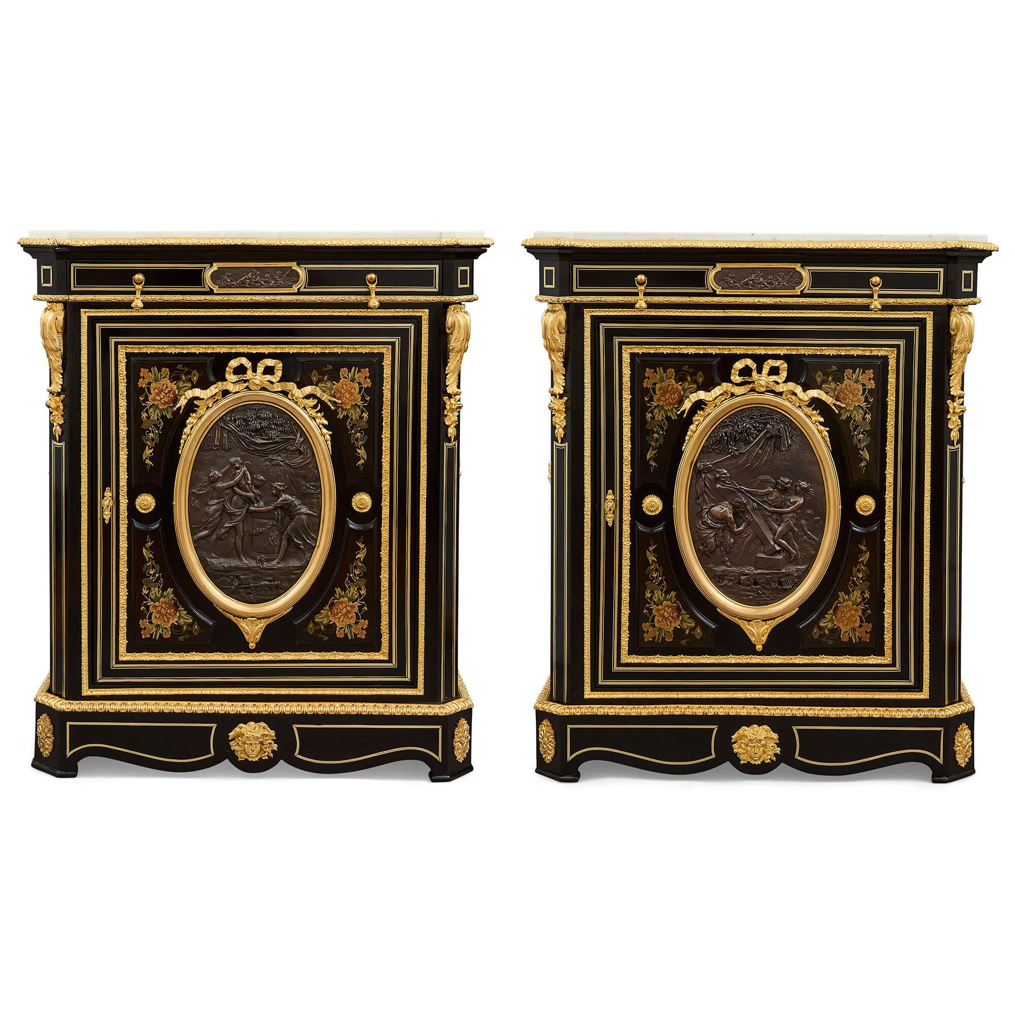 Coppia di antichi armadi francesi in legno ebanizzato, ormolu, bronzo e intarsio 
Francese, fine del XIX secolo 
Altezza 110cm, larghezza 89cm, profondità 41cm

Un notevole esempio di arti decorative francesi del XIX secolo, questa impressionante
