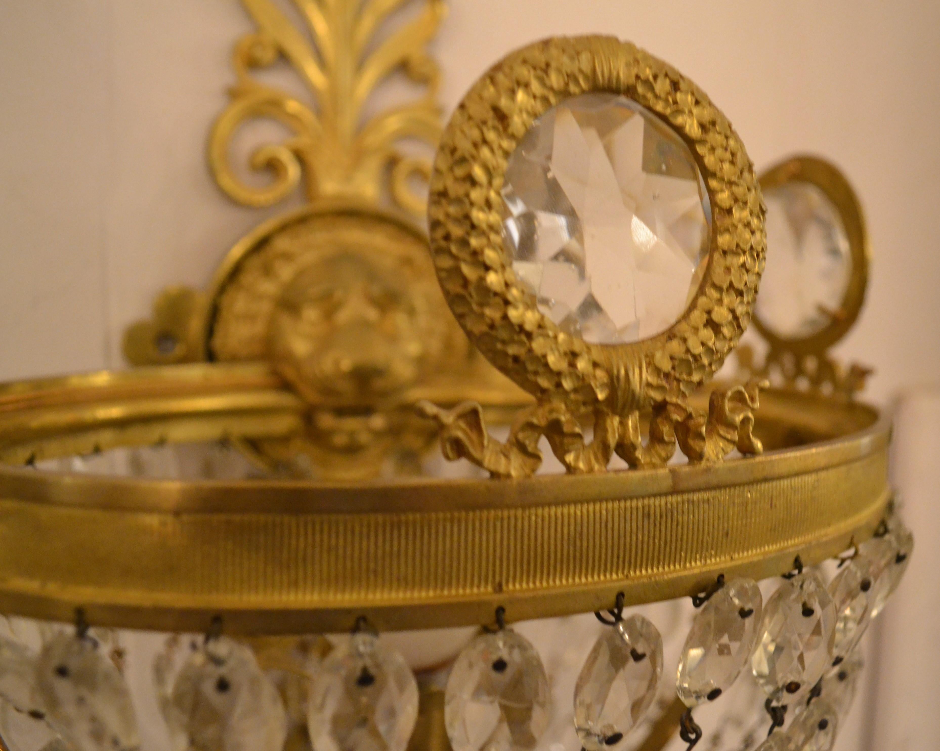 Paire d'appliques anciennes françaises en cristal et bronze en forme d'emipre Bon état - En vente à New Orleans, LA