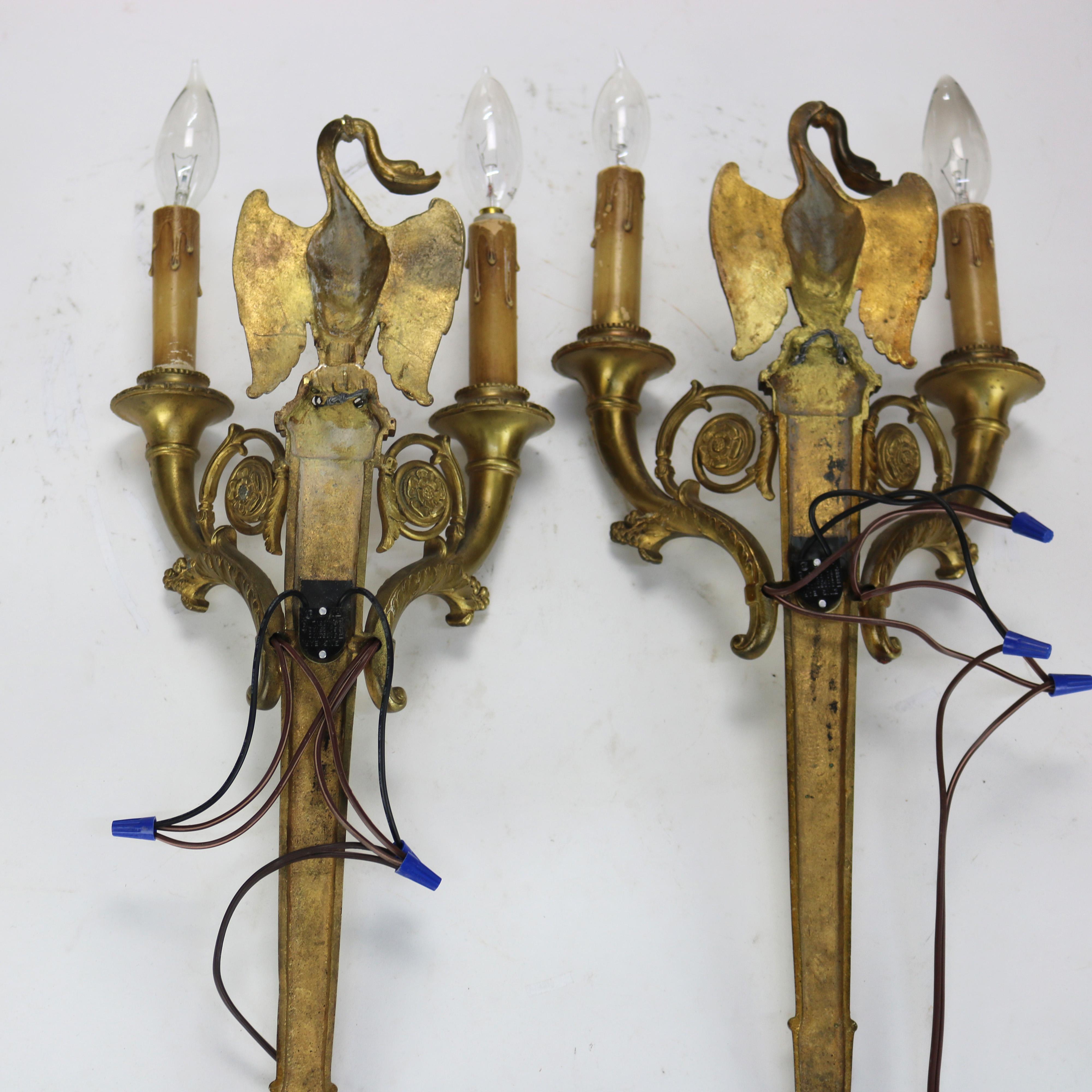 Paire d'appliques à deux lumières en bronze doré à motif d'oie, de style Empire français, d'époque C1920 en vente 3