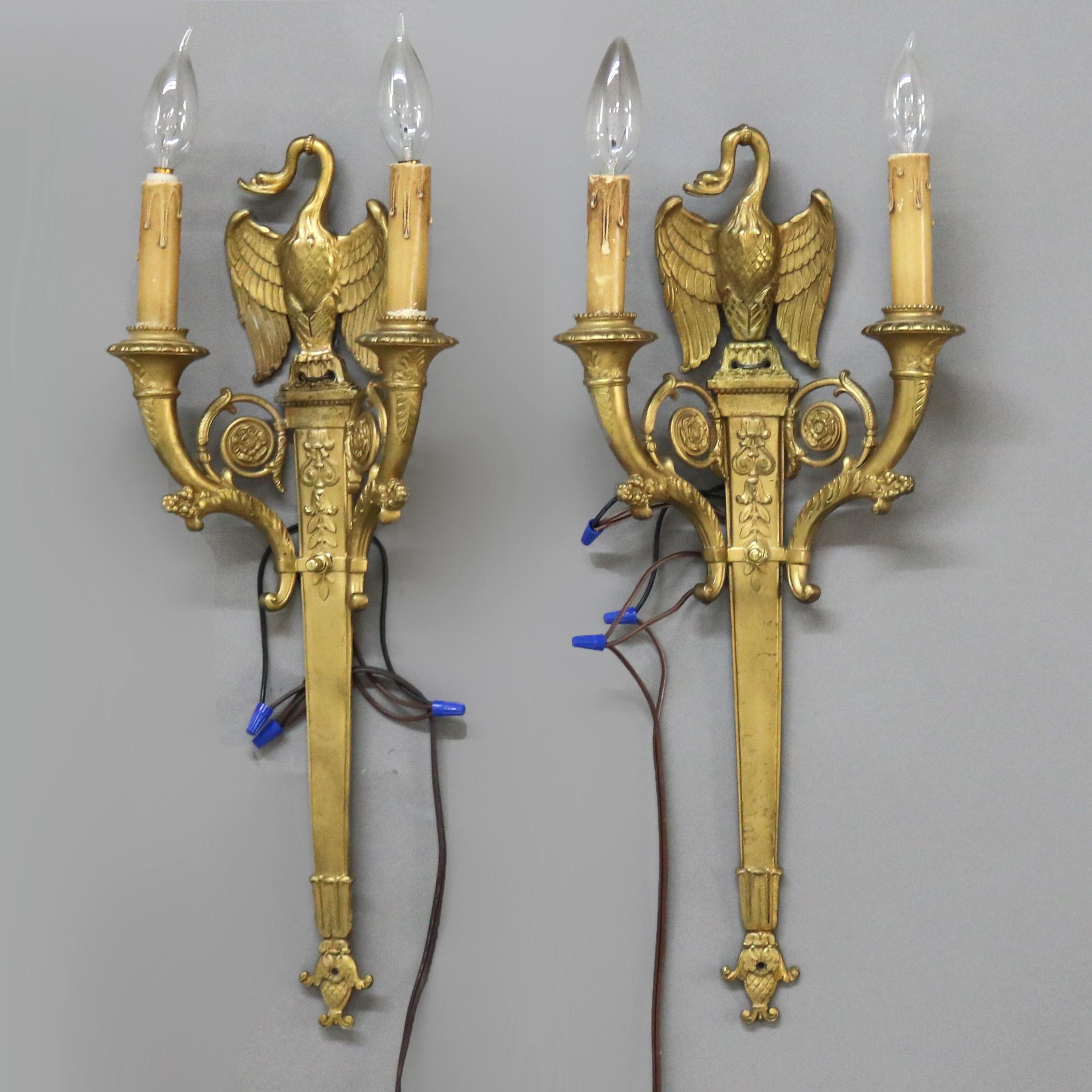 Paire d'appliques à deux lumières en bronze doré à motif d'oie de style Empire français, câblées pour l'électricité américaine,  C1920

Mesures - 22