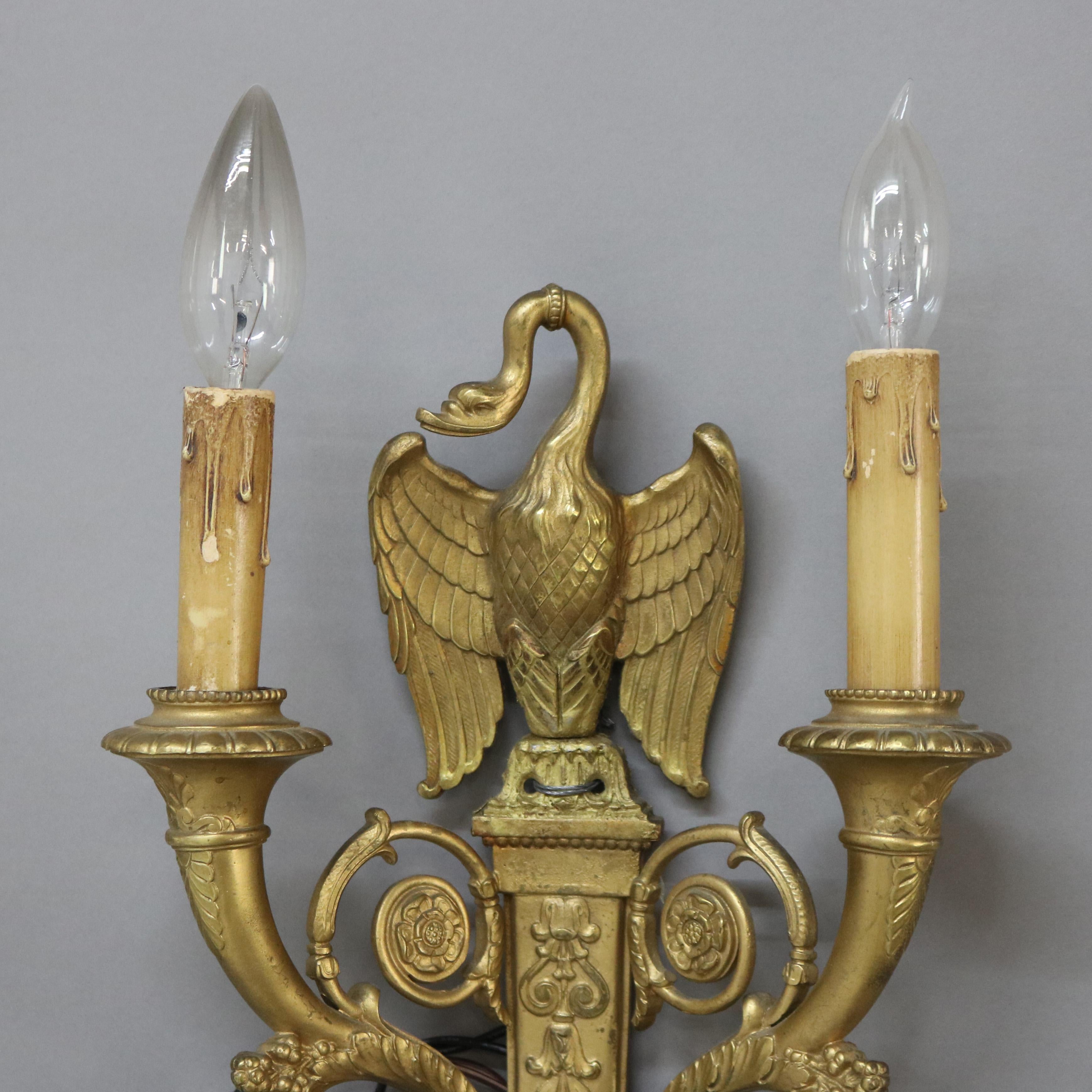 Américain Paire d'appliques à deux lumières en bronze doré à motif d'oie, de style Empire français, d'époque C1920 en vente