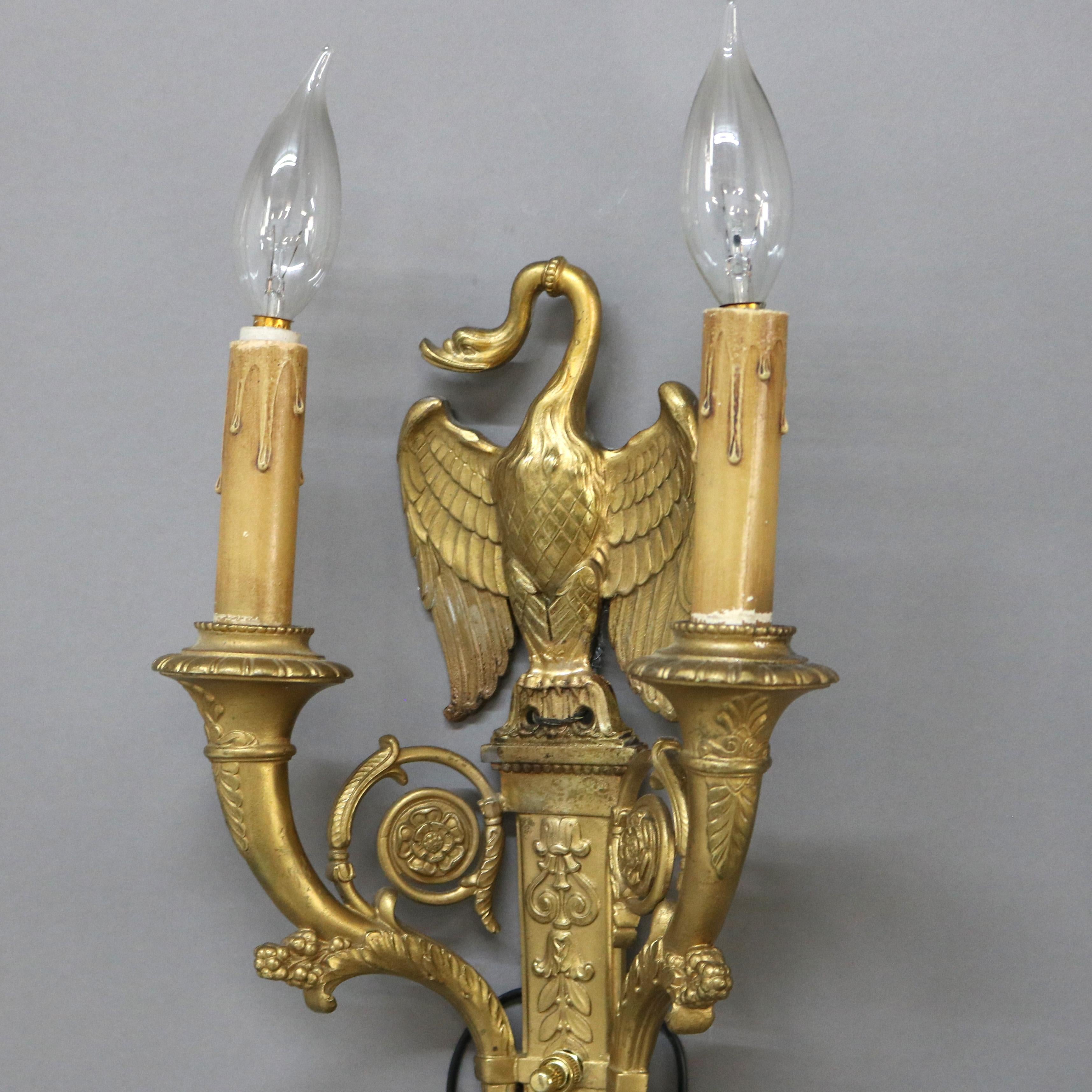 Doré Paire d'appliques à deux lumières en bronze doré à motif d'oie, de style Empire français, d'époque C1920 en vente