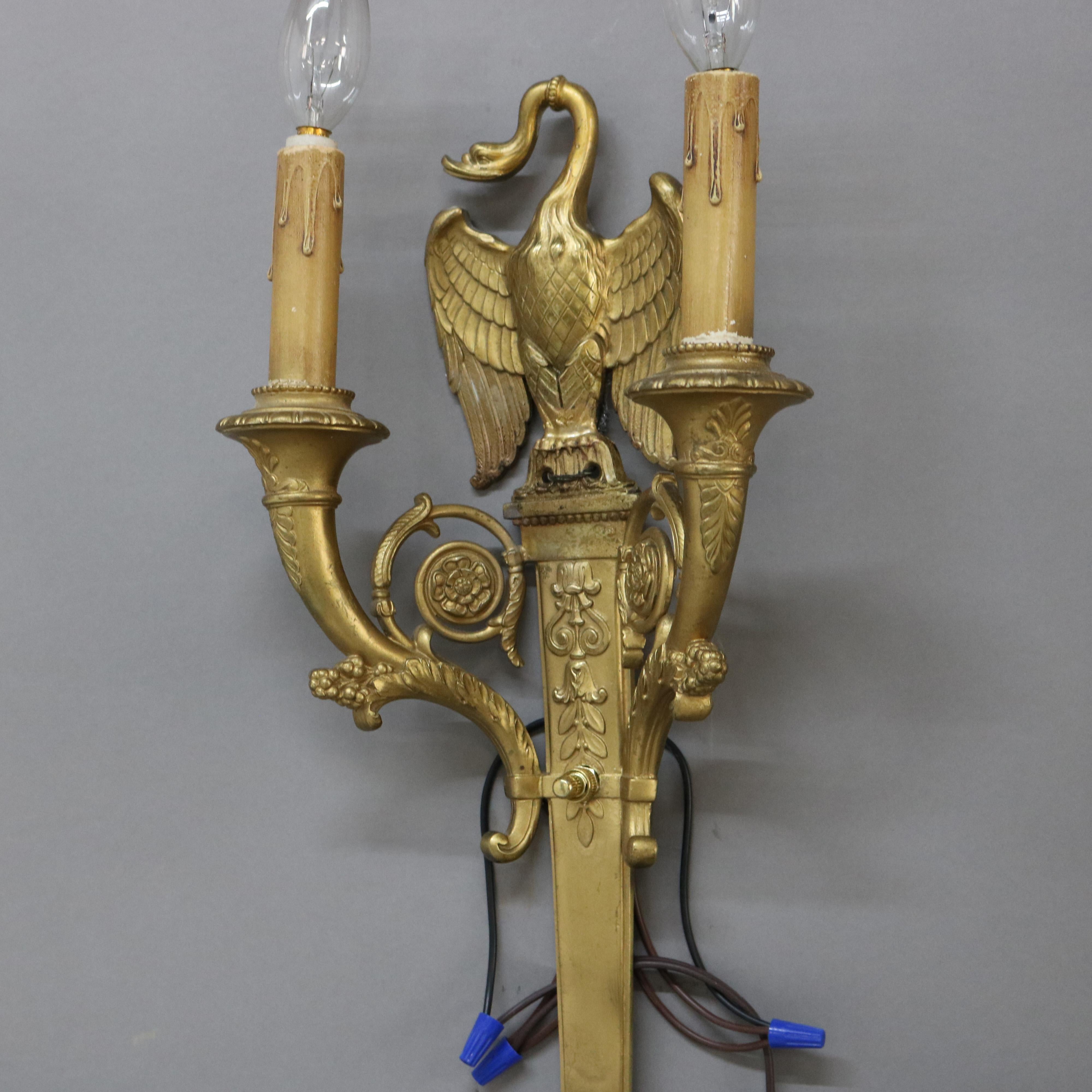 Paire d'appliques à deux lumières en bronze doré à motif d'oie, de style Empire français, d'époque C1920 Bon état - En vente à Big Flats, NY