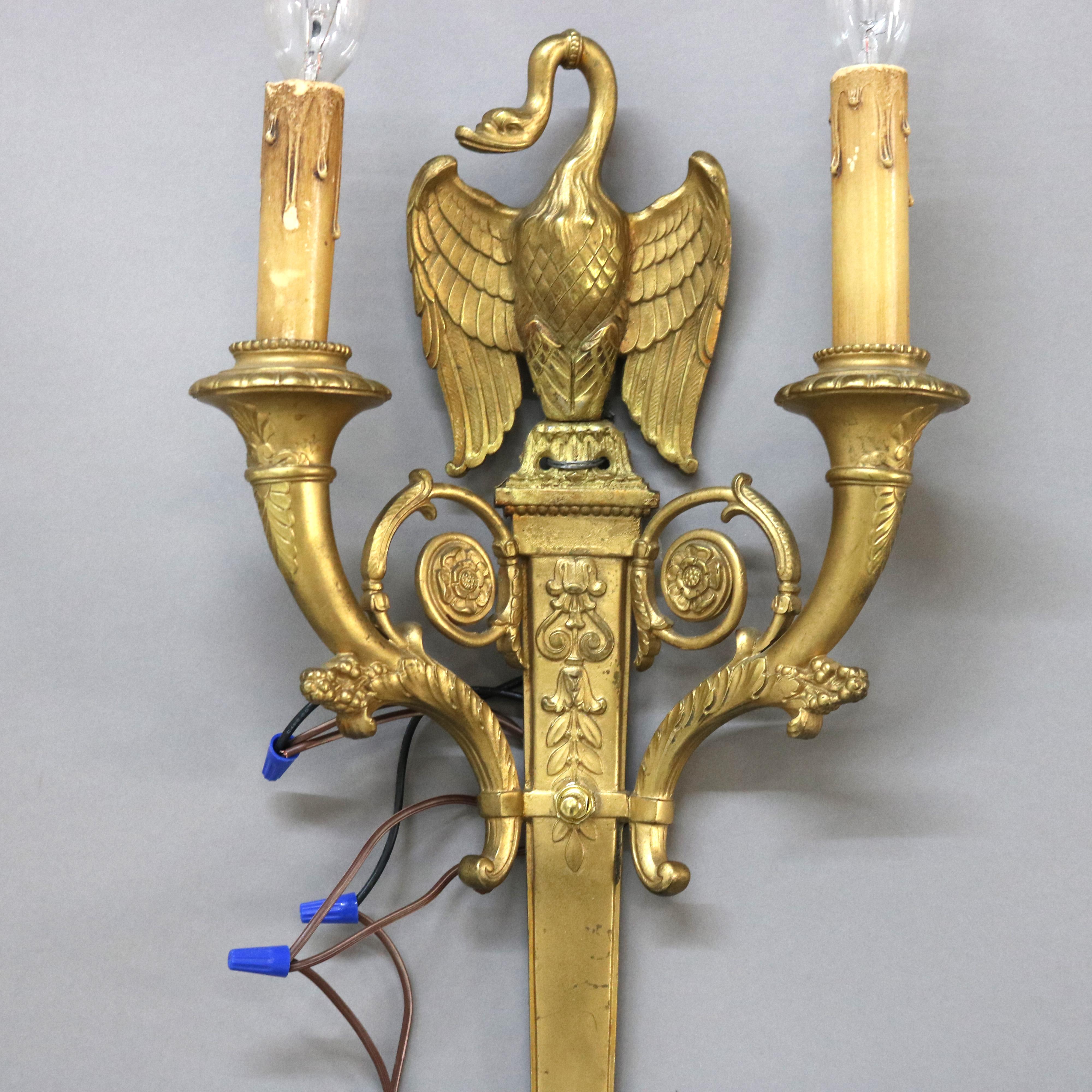 20ième siècle Paire d'appliques à deux lumières en bronze doré à motif d'oie, de style Empire français, d'époque C1920 en vente