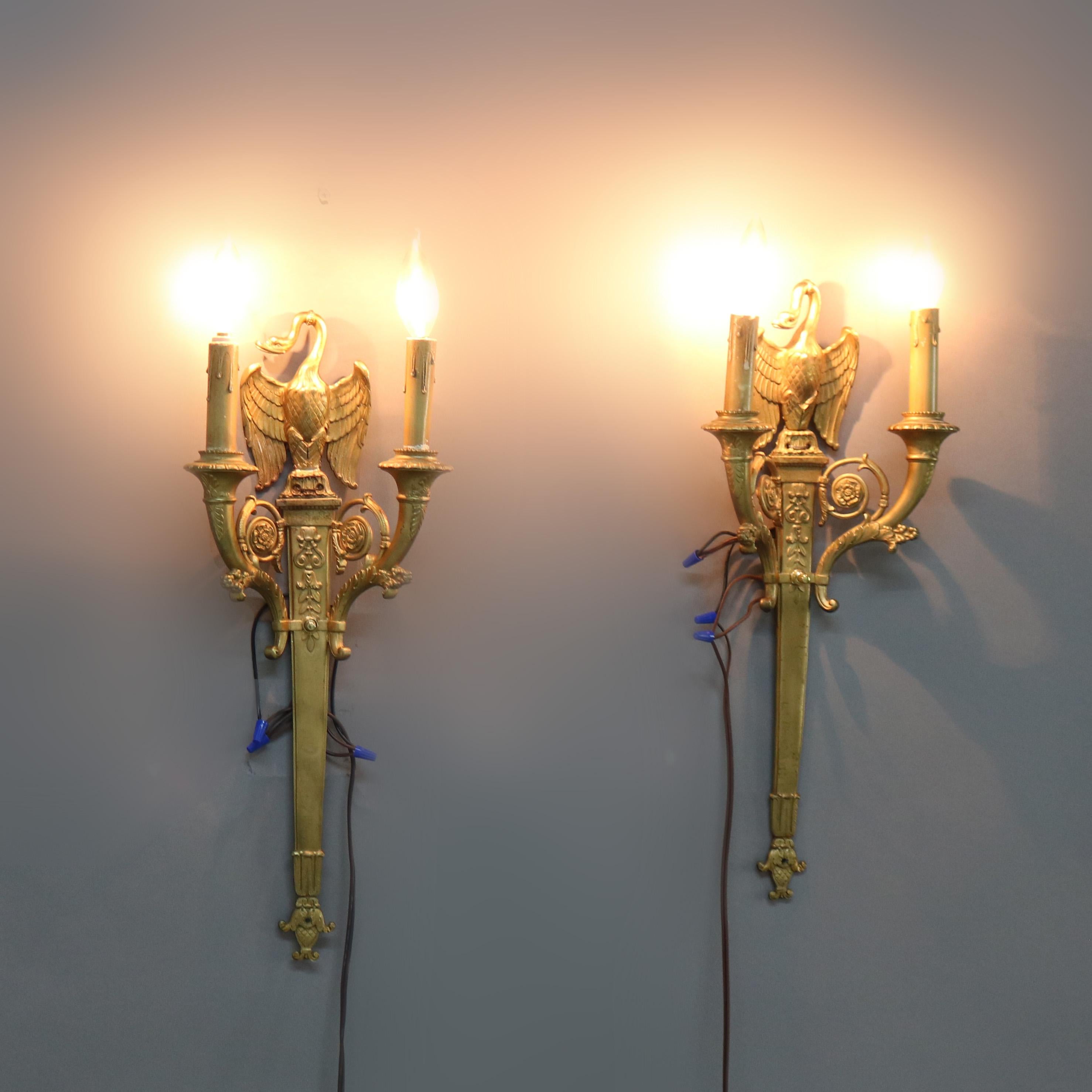 Bronze Paire d'appliques à deux lumières en bronze doré à motif d'oie, de style Empire français, d'époque C1920 en vente