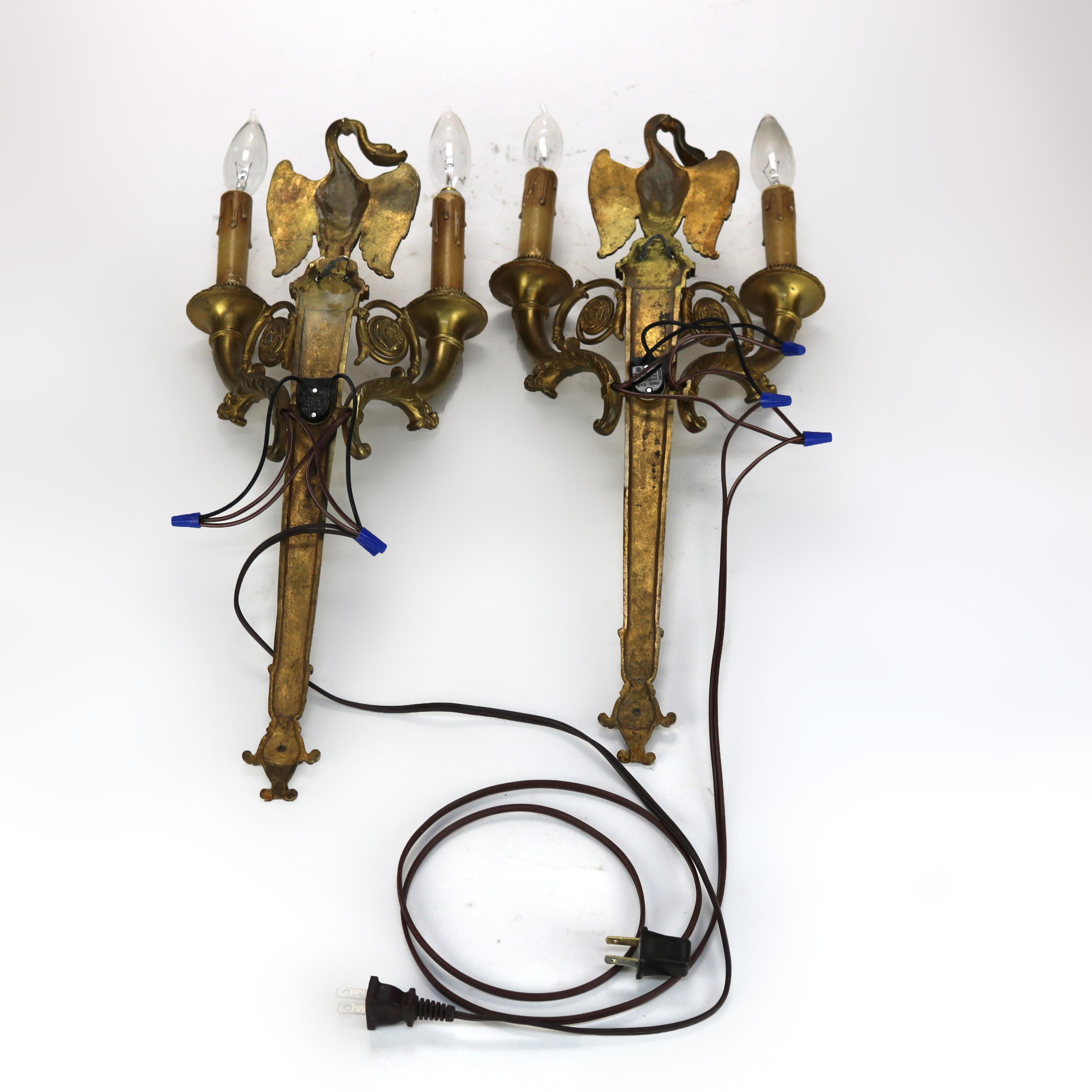 Paire d'appliques à deux lumières en bronze doré à motif d'oie, de style Empire français, d'époque C1920 en vente 1