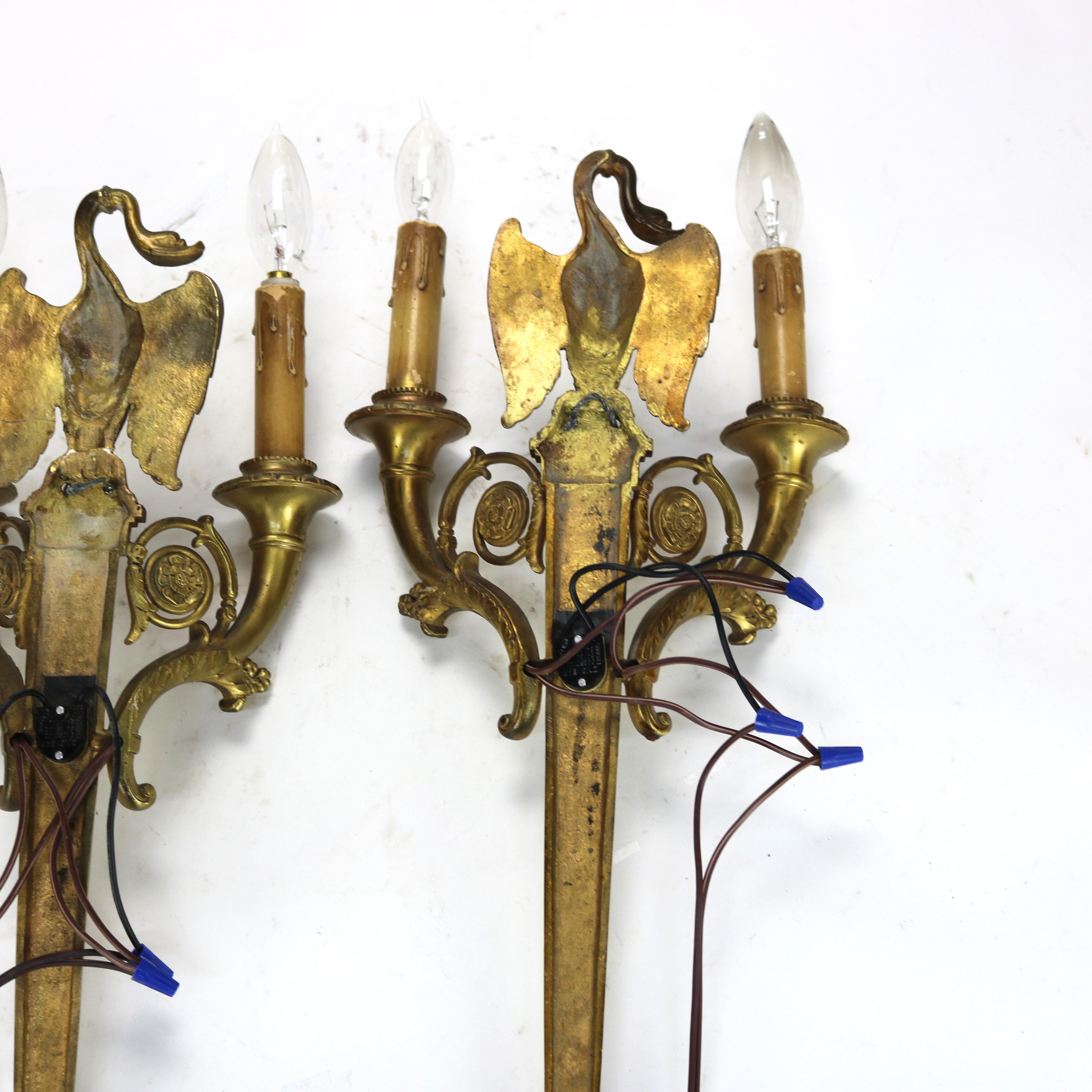 Paire d'appliques à deux lumières en bronze doré à motif d'oie, de style Empire français, d'époque C1920 en vente 2