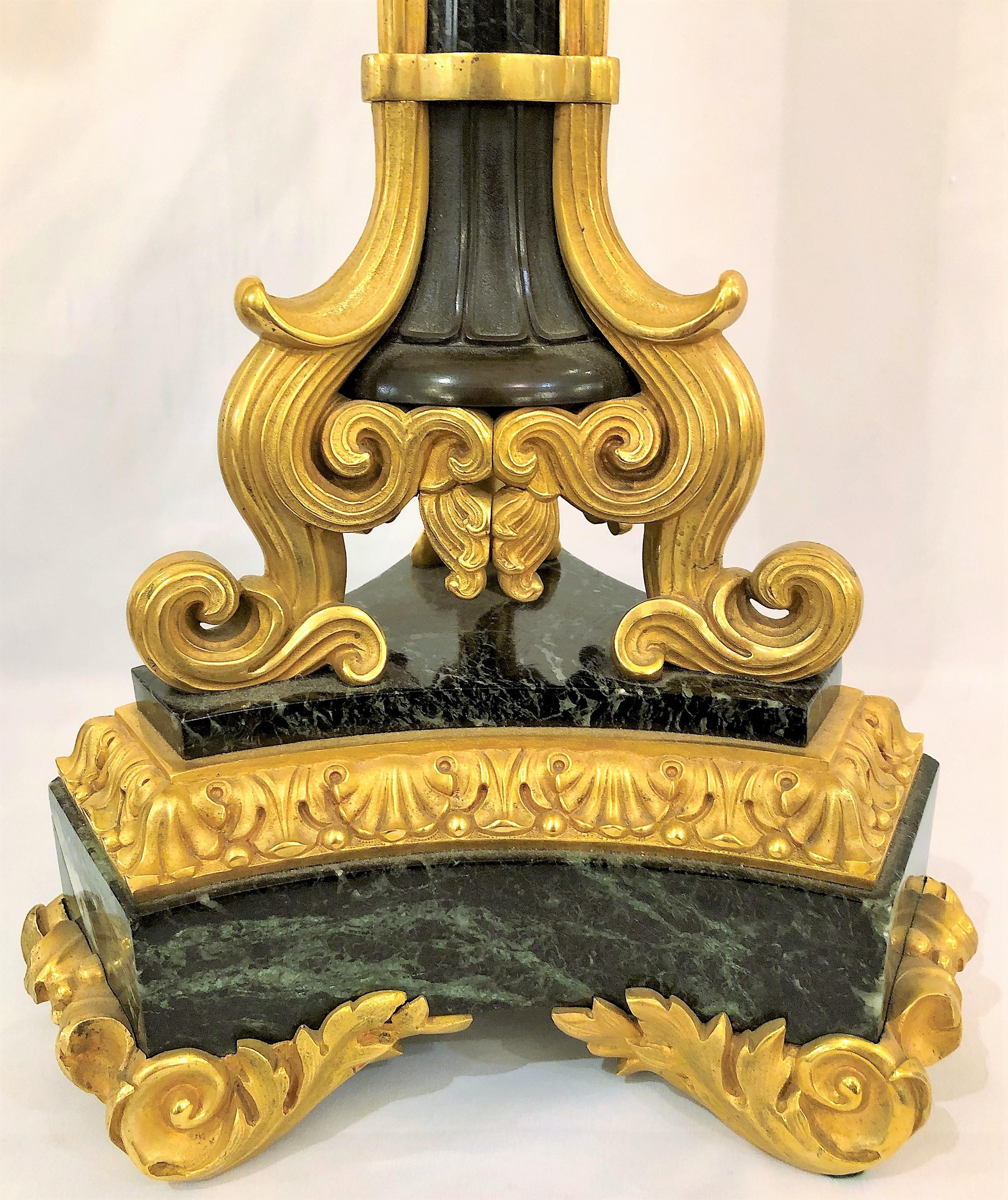 Paar antike französische Empire-Kronleuchter aus Marmor und Bronze D'ore (Französisch) im Angebot