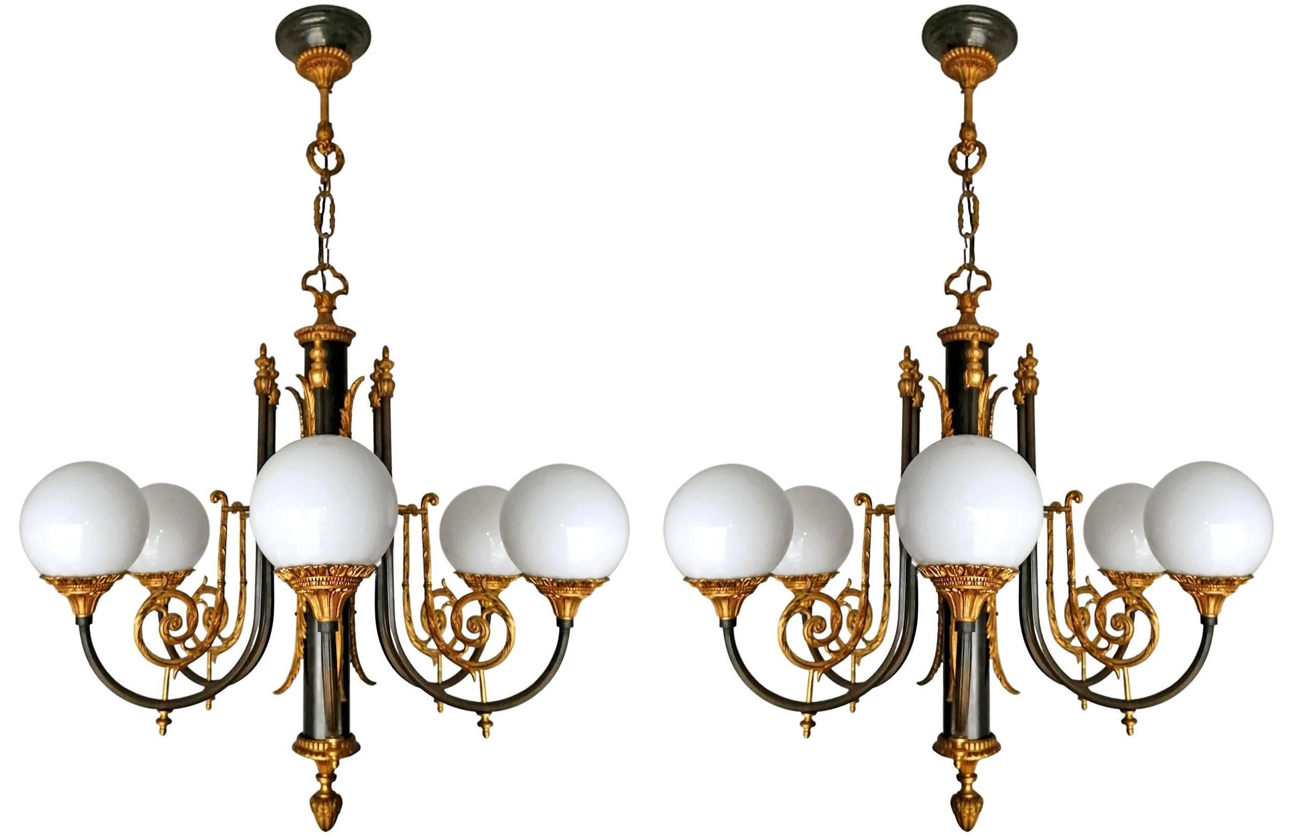 Paar antike französische Empire-Kronleuchter im neoklassizistischen Stil mit vergoldeter und Patina-Bronze, PPU (Art déco) im Angebot