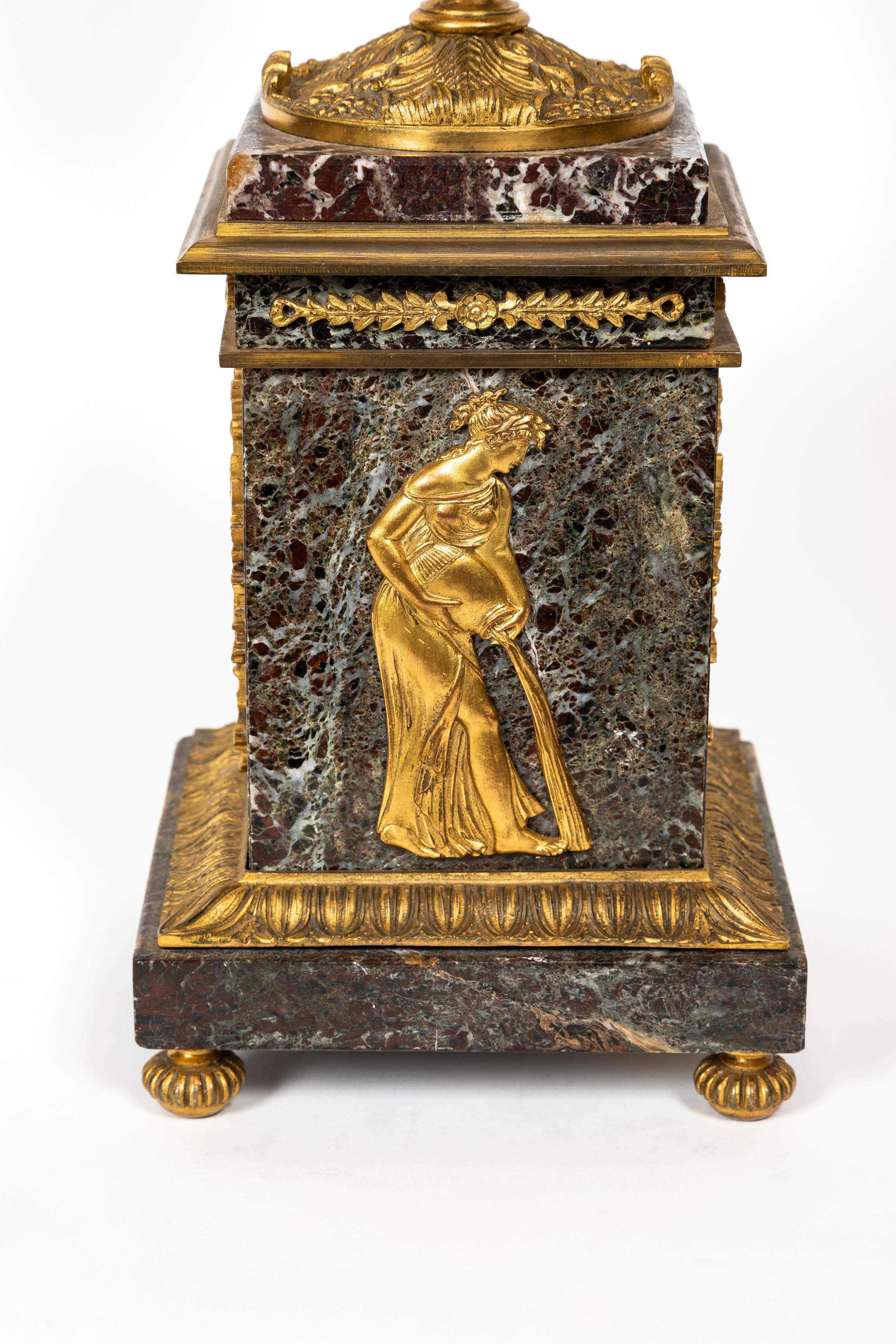 Paar antike französische figurale Kandelaber im Empire-Stil aus patinierter und vergoldeter Bronze im Angebot 4