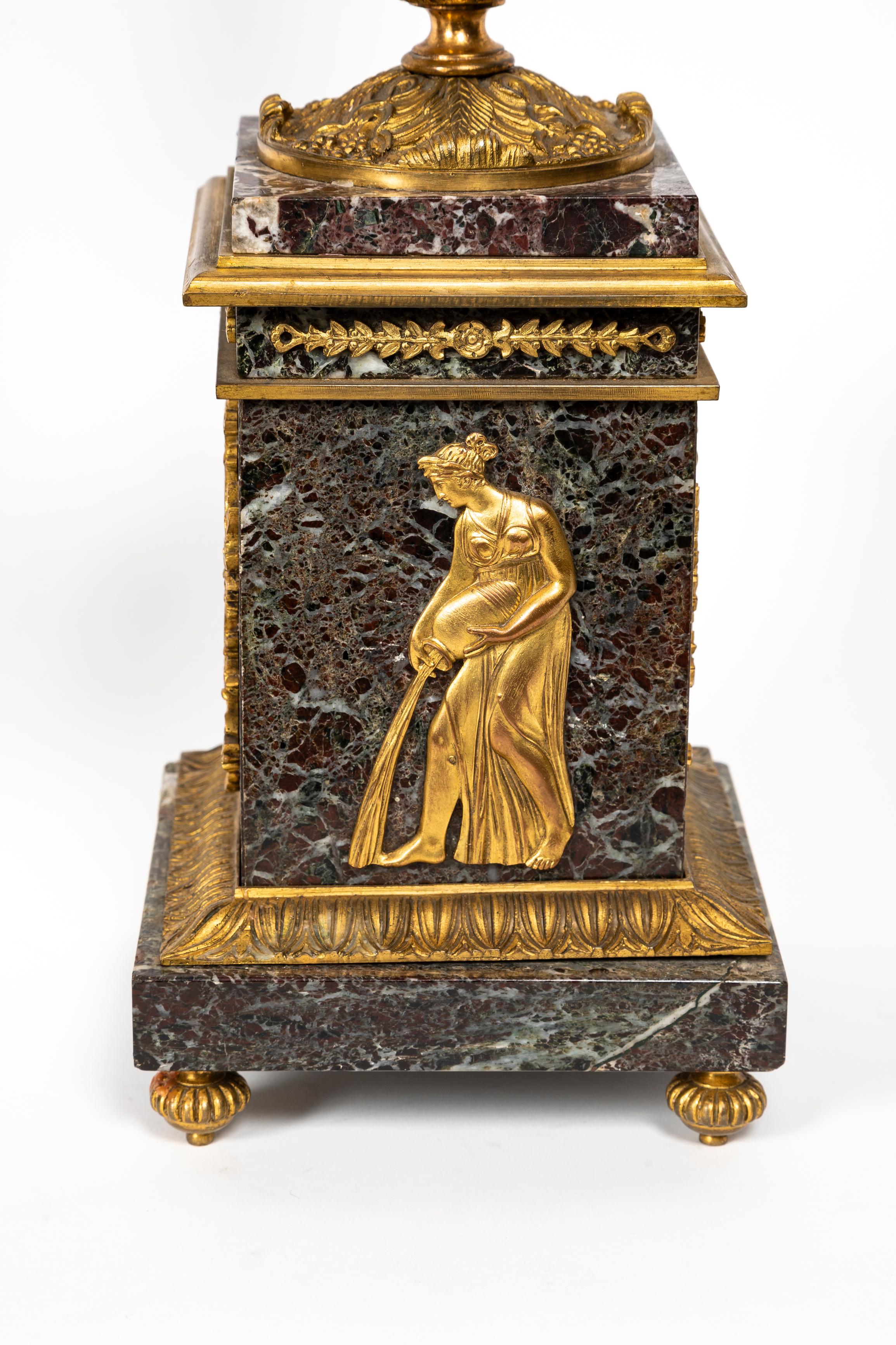 Paar antike französische figurale Kandelaber im Empire-Stil aus patinierter und vergoldeter Bronze im Angebot 5