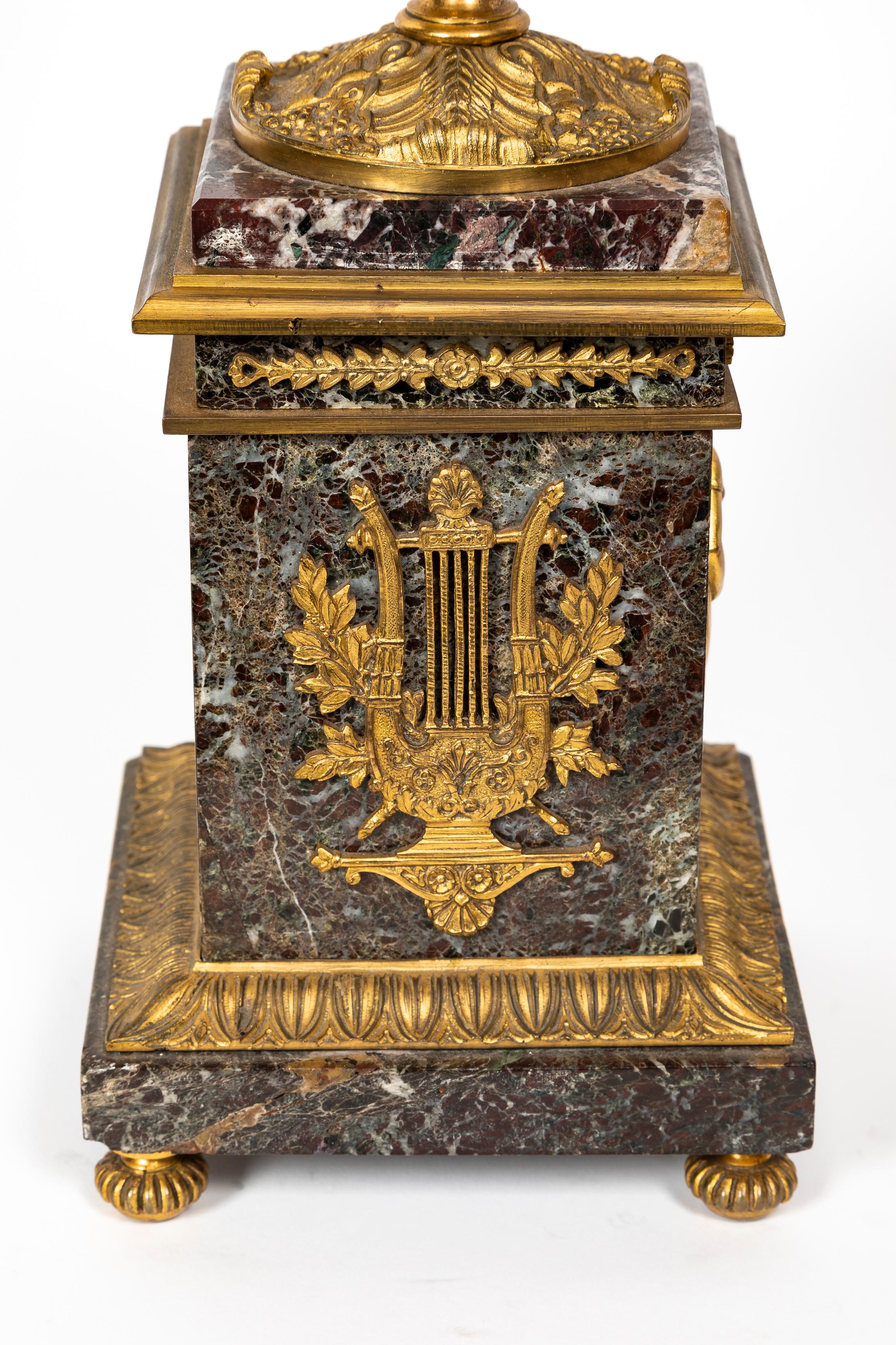 Paar antike französische figurale Kandelaber im Empire-Stil aus patinierter und vergoldeter Bronze im Angebot 6
